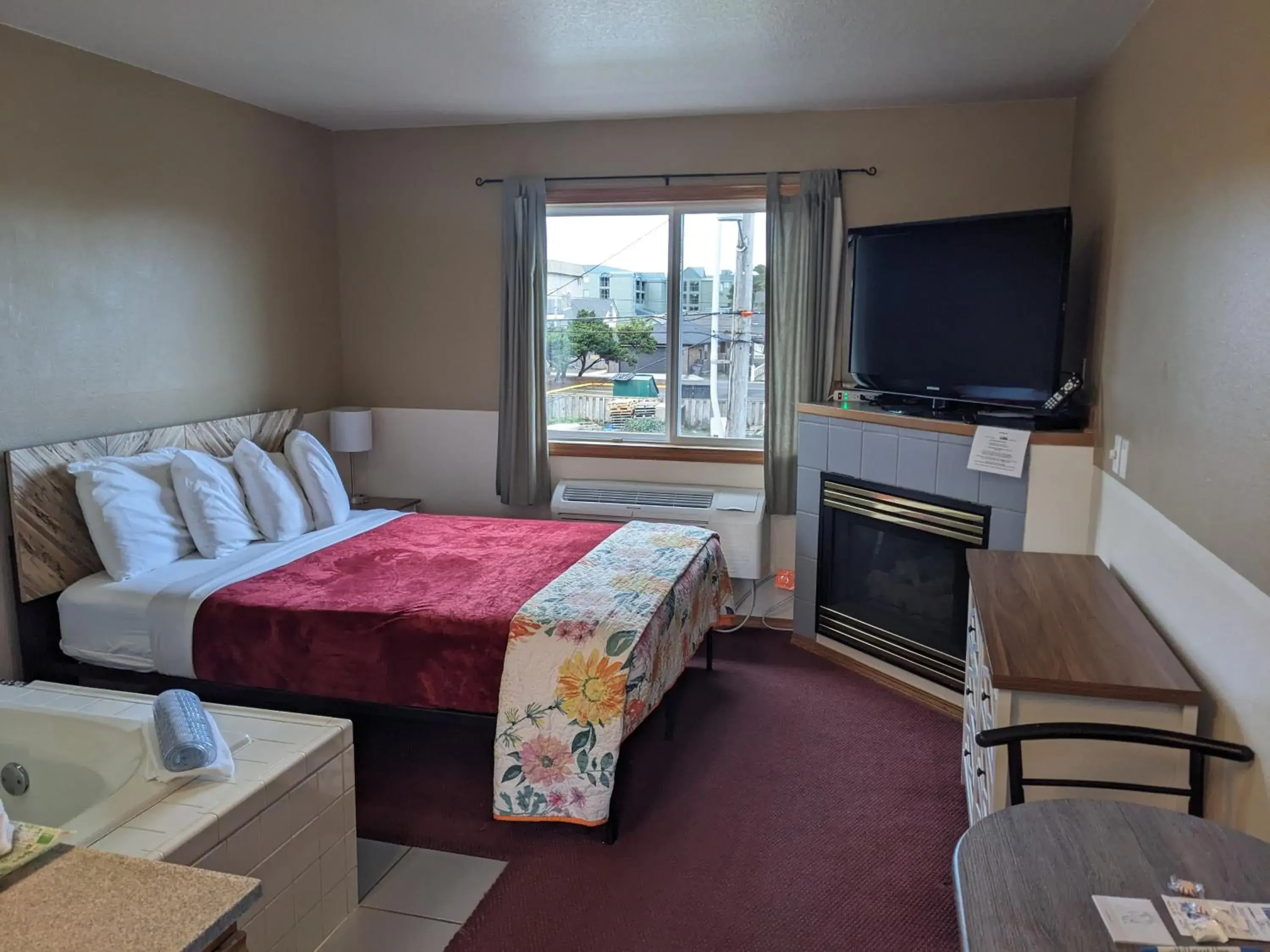 Queen Room with Spa Bath - Dog Friendly in Hillcrest Inn Queen Room with Spa Bath - Dog Friendly in Hillcrest Inn