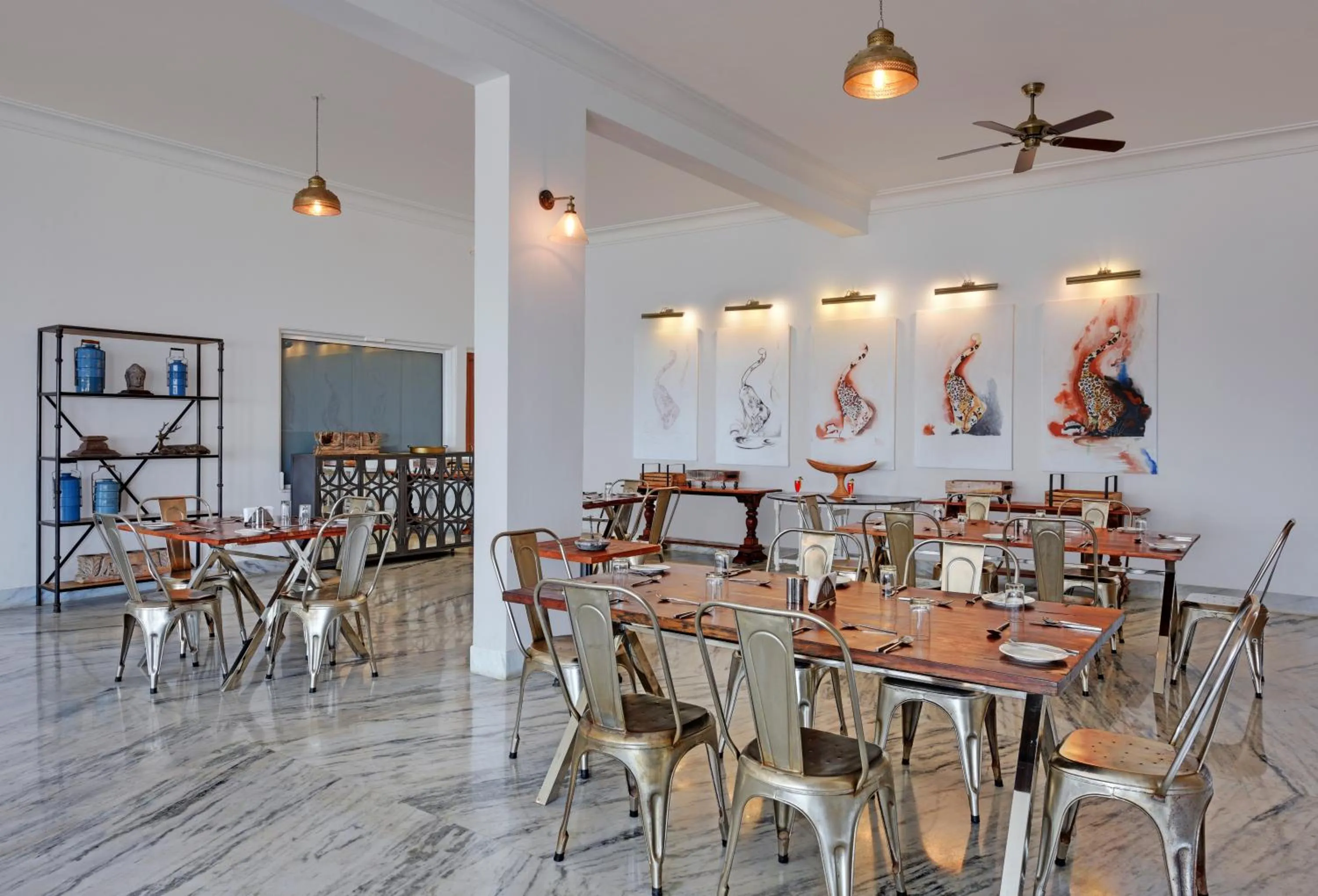 Restaurant/places to eat in Fateh Safari Suites by Fateh Collection