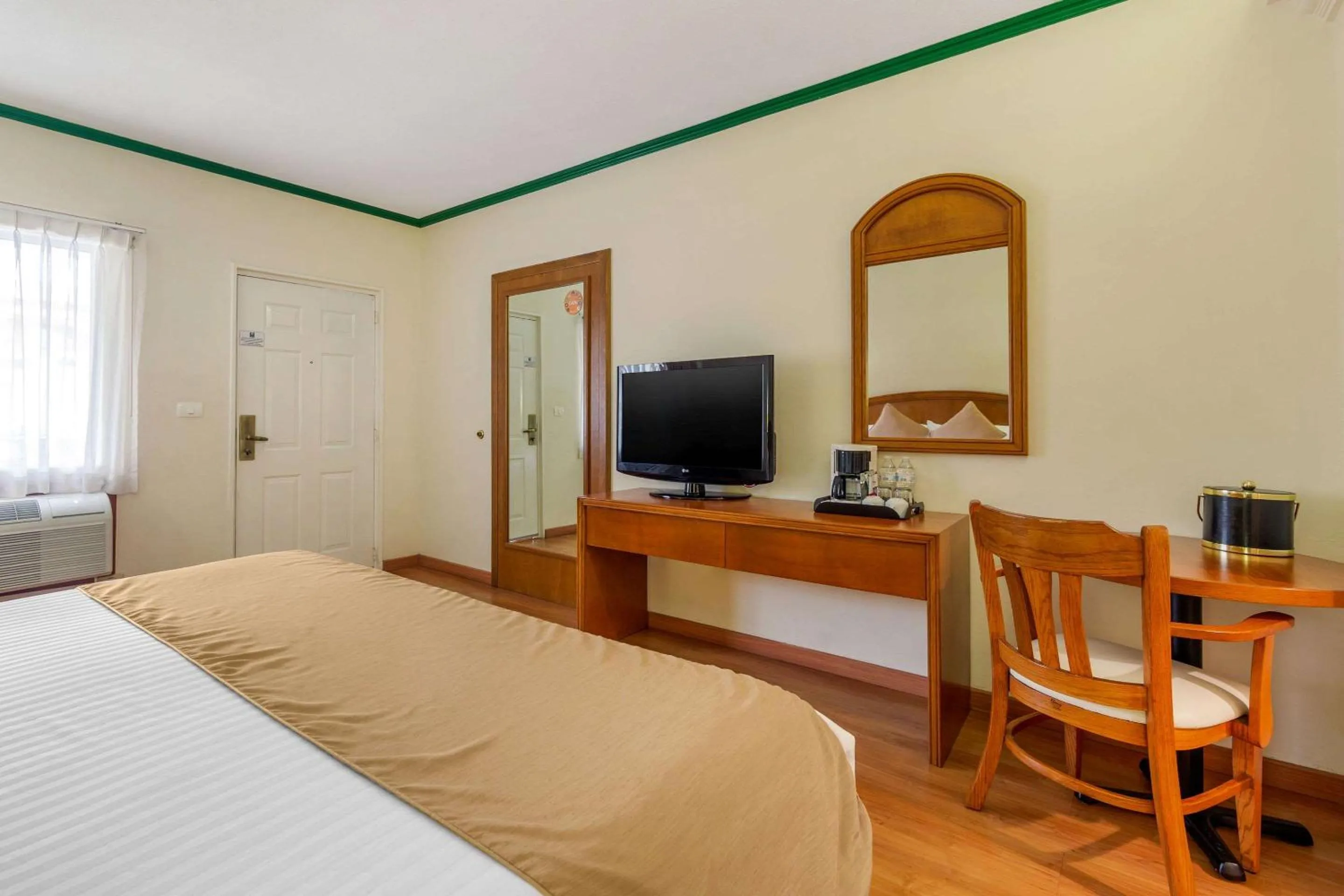 Photo of the whole room, TV/Entertainment Center in Comfort Inn Monclova