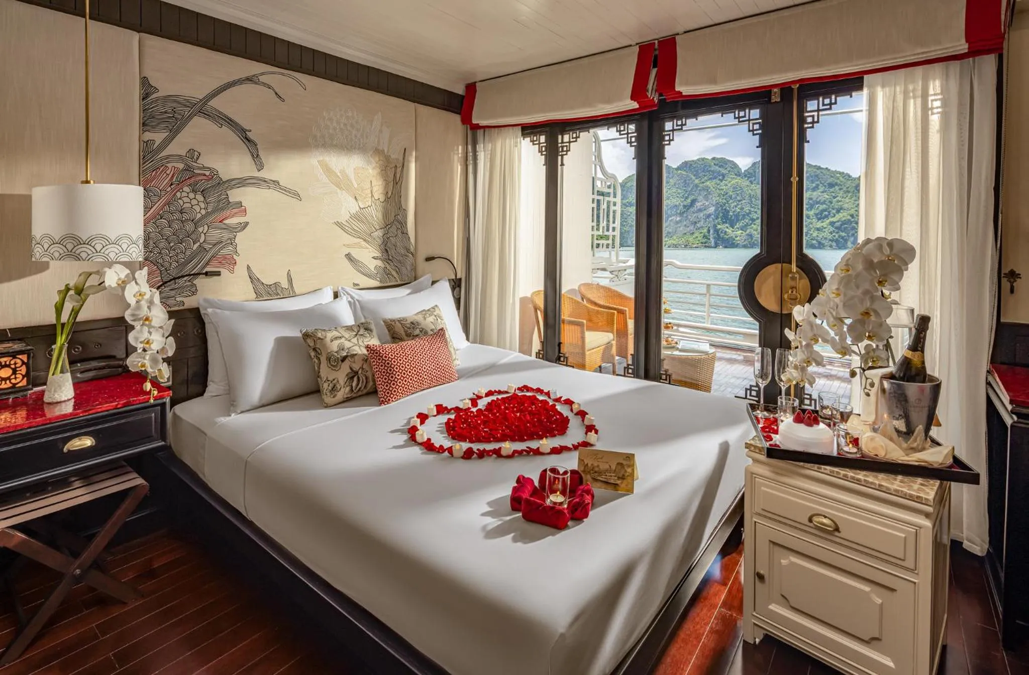 Decorative detail, Bed in The Au Co Cruise - Managed by Bhaya Cruises