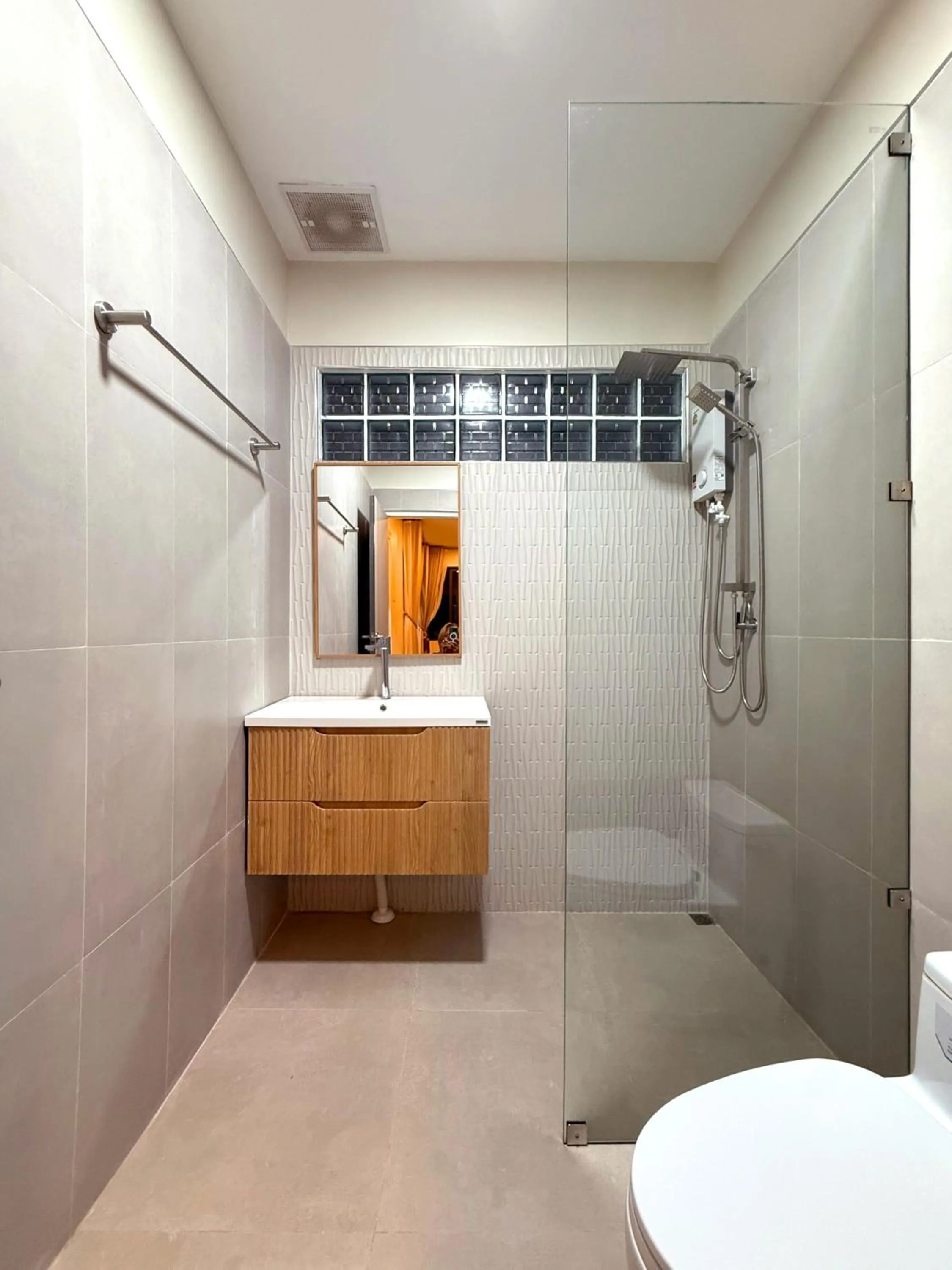 Shower in Sabaii Bay Resort