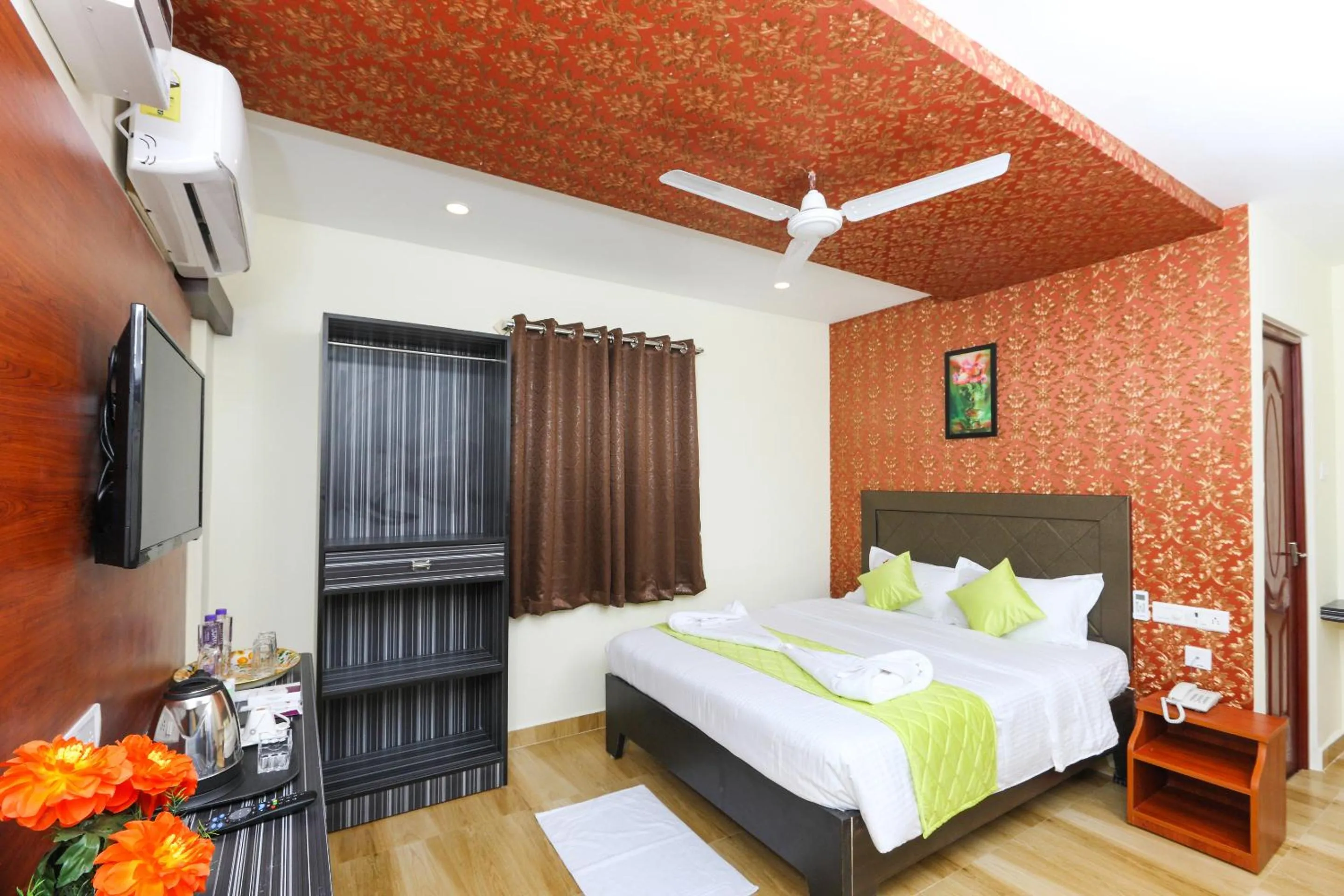 Photo of the whole room, Bed in Royal Grand