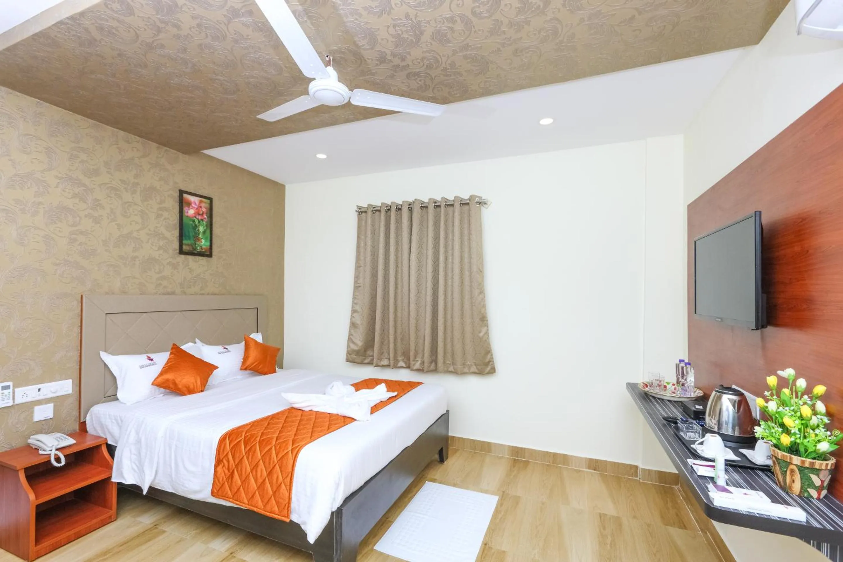 Photo of the whole room, Bed in Royal Grand