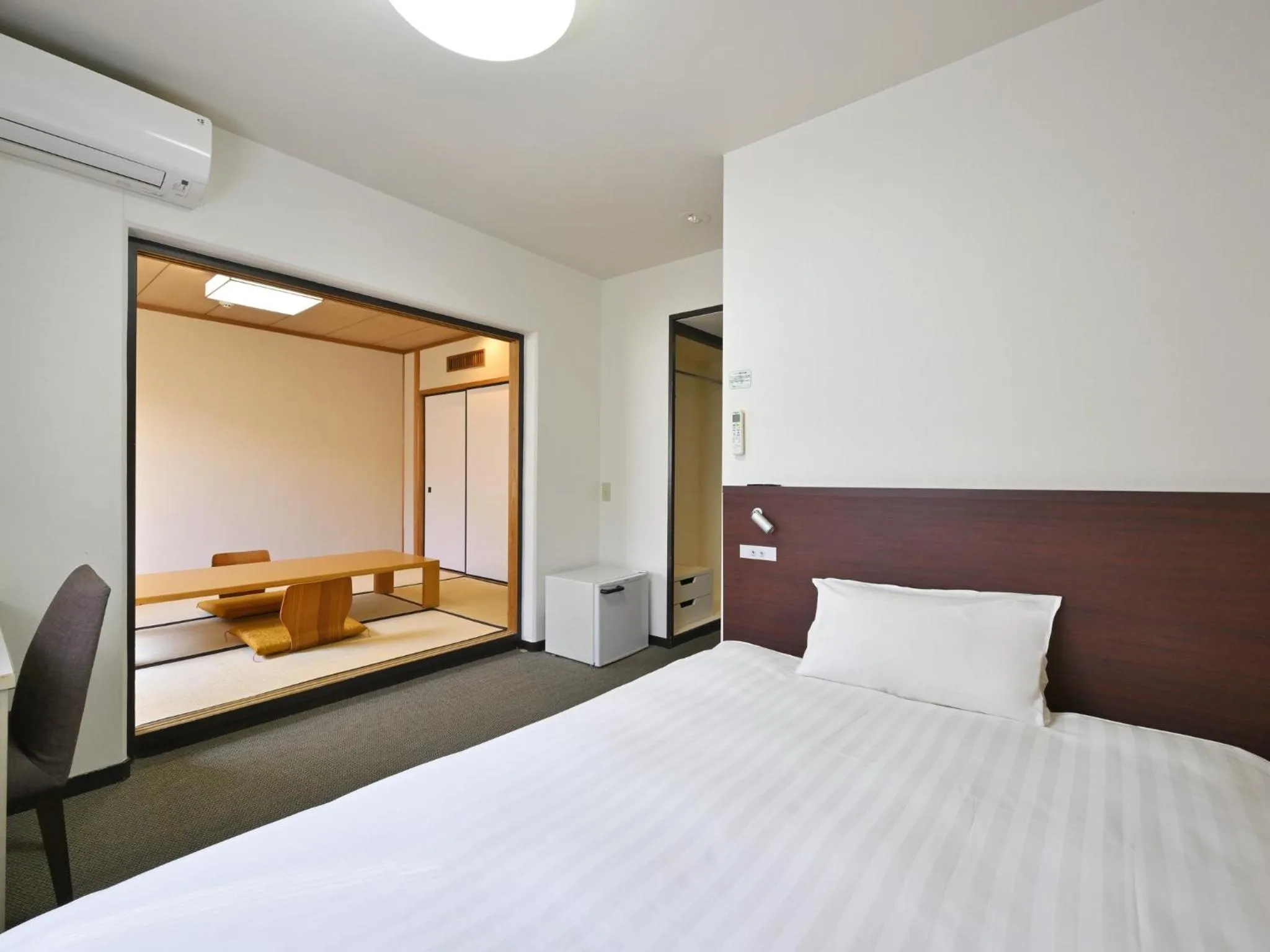 Photo of the whole room, Bed in Takamatsu Kokusai Hotel