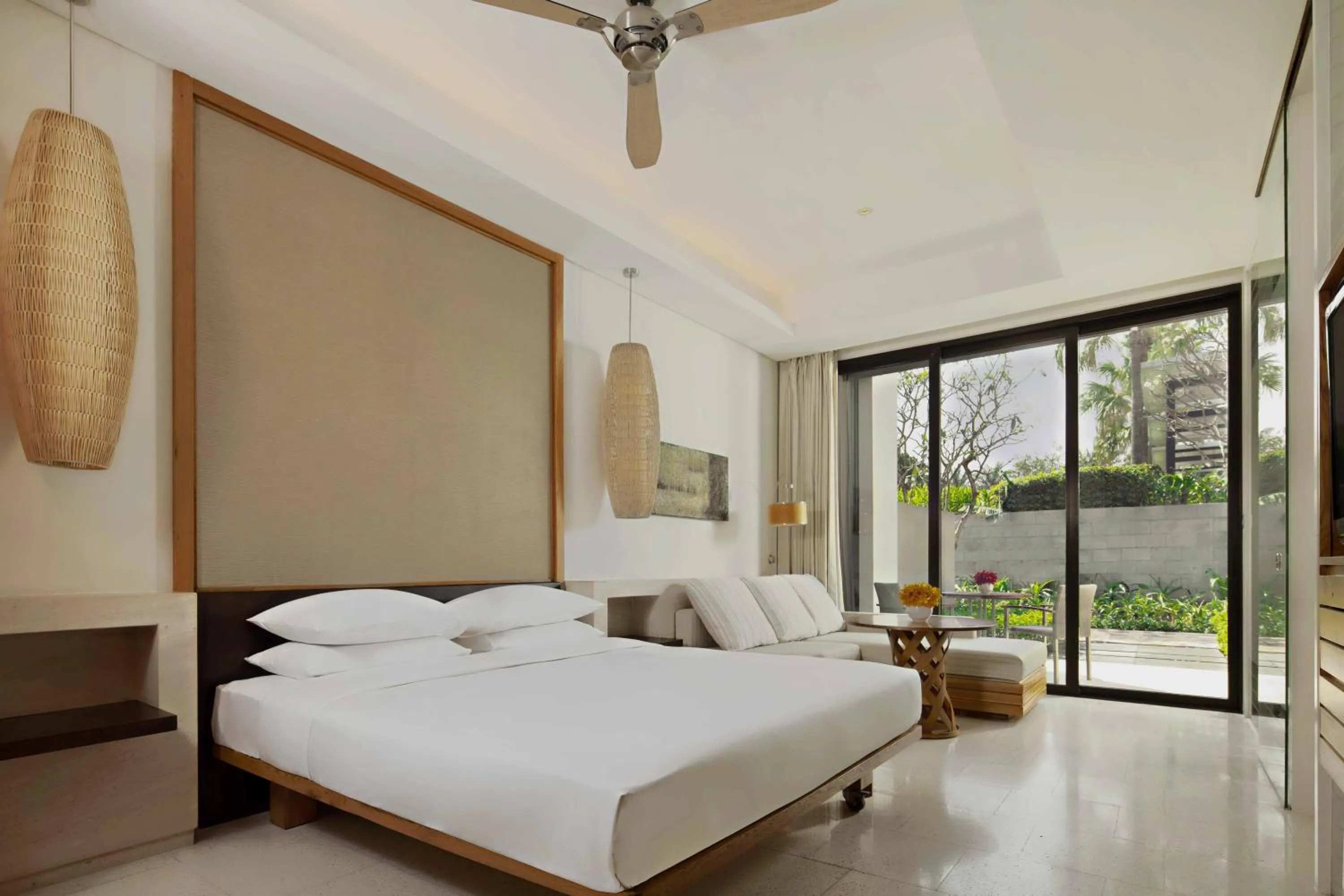 Living room, Bed in Hyatt Regency Danang Resort and Spa
