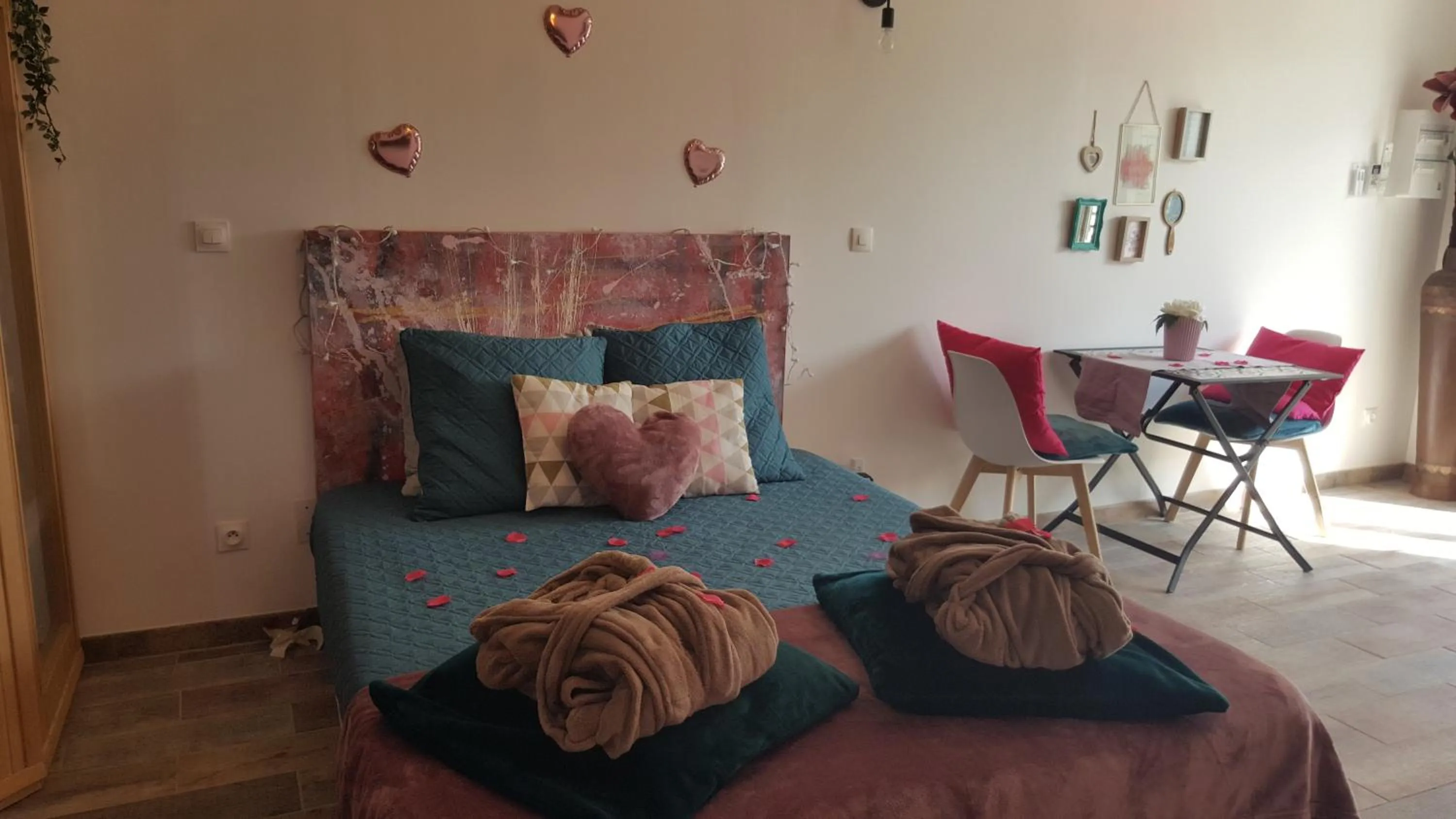 Photo of the whole room in Le Mas Romantique avec Jacuzzi et Sauna privé