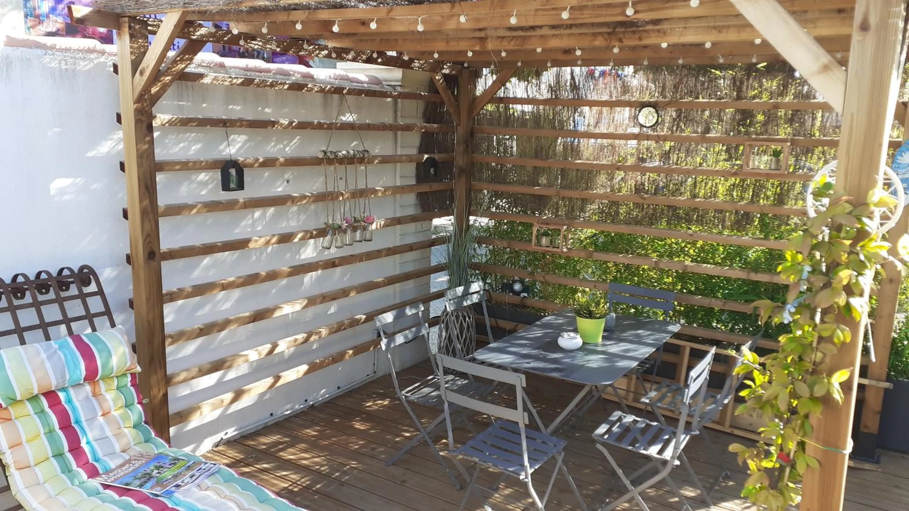 Garden in Le Mas Romantique avec Jacuzzi et Sauna privé