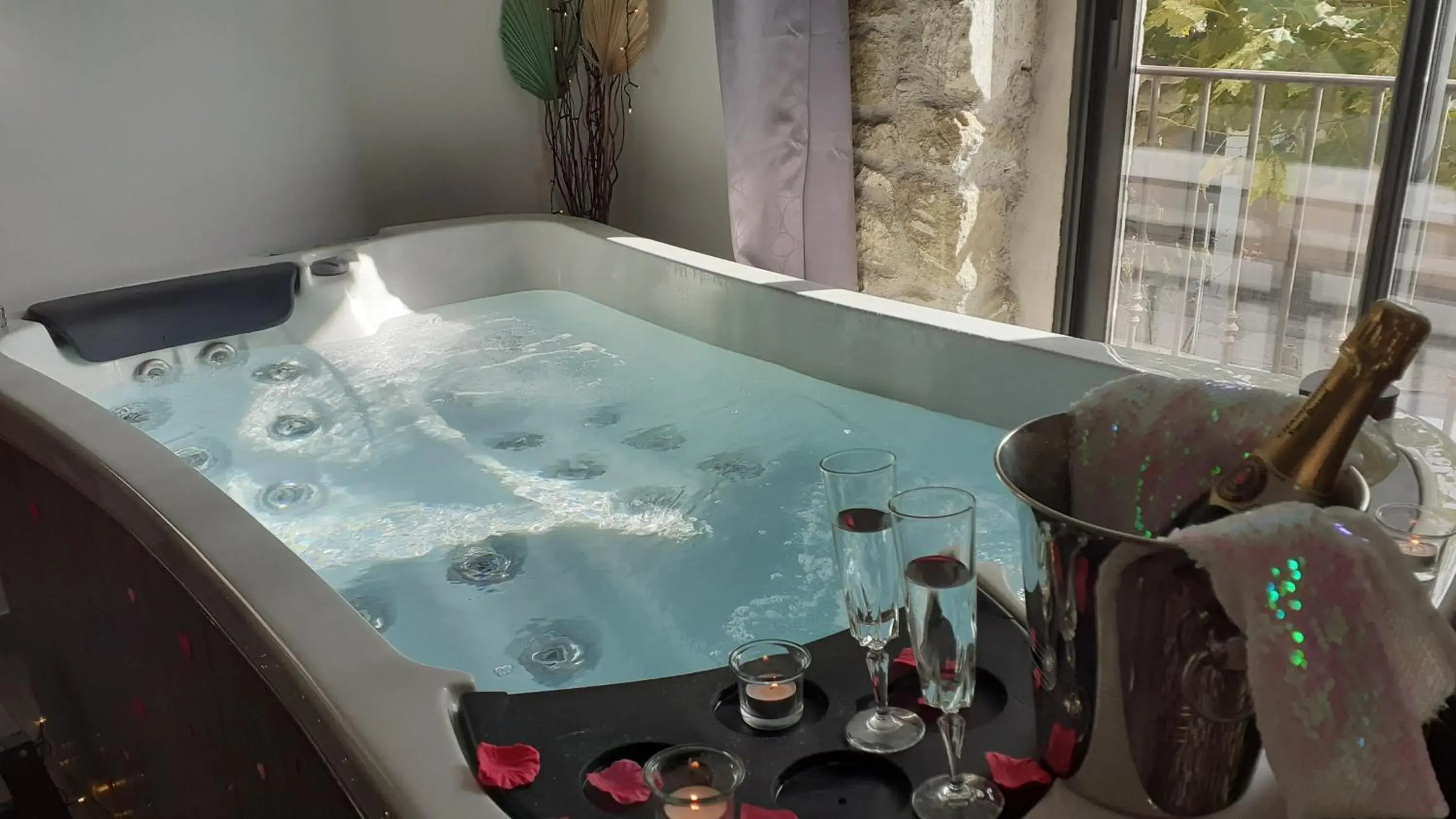 Le Mas Romantique avec Jacuzzi et Sauna privé Le Mas Romantique avec Jacuzzi et Sauna privé