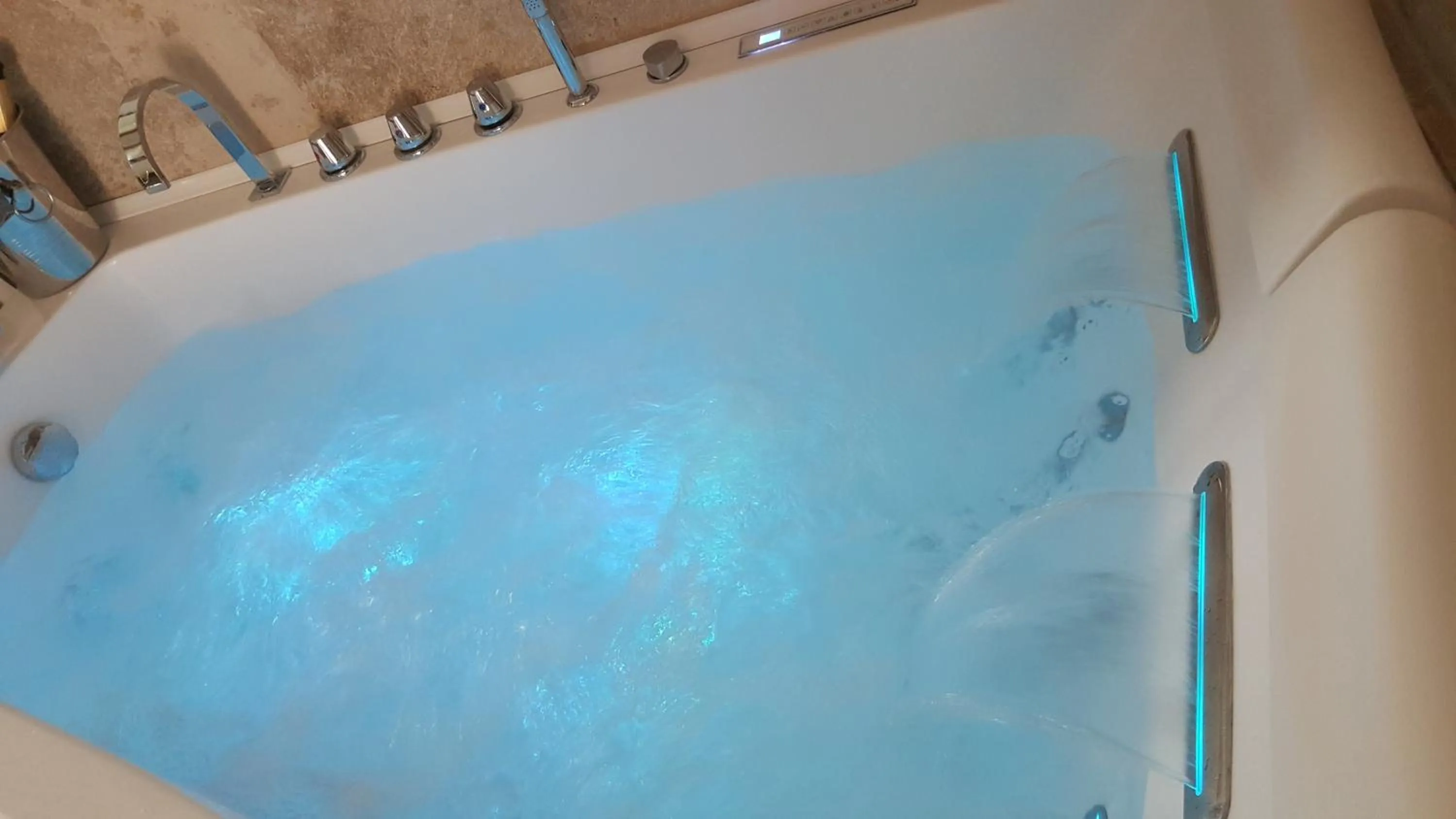 Hot Tub in Le Mas Romantique avec Jacuzzi et Sauna privé