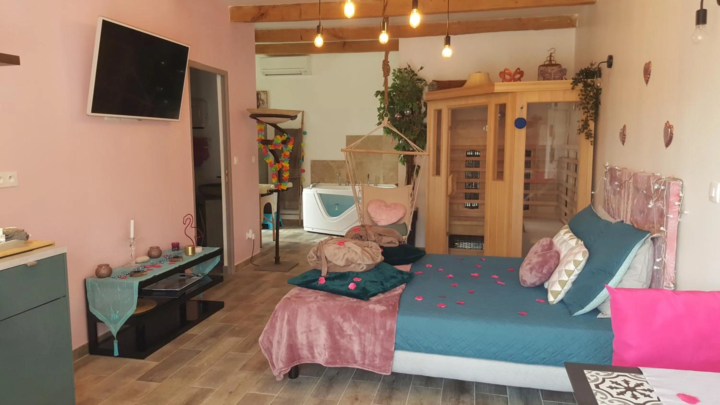 Bedroom, Bed in Le Mas Romantique avec Jacuzzi et Sauna privé
