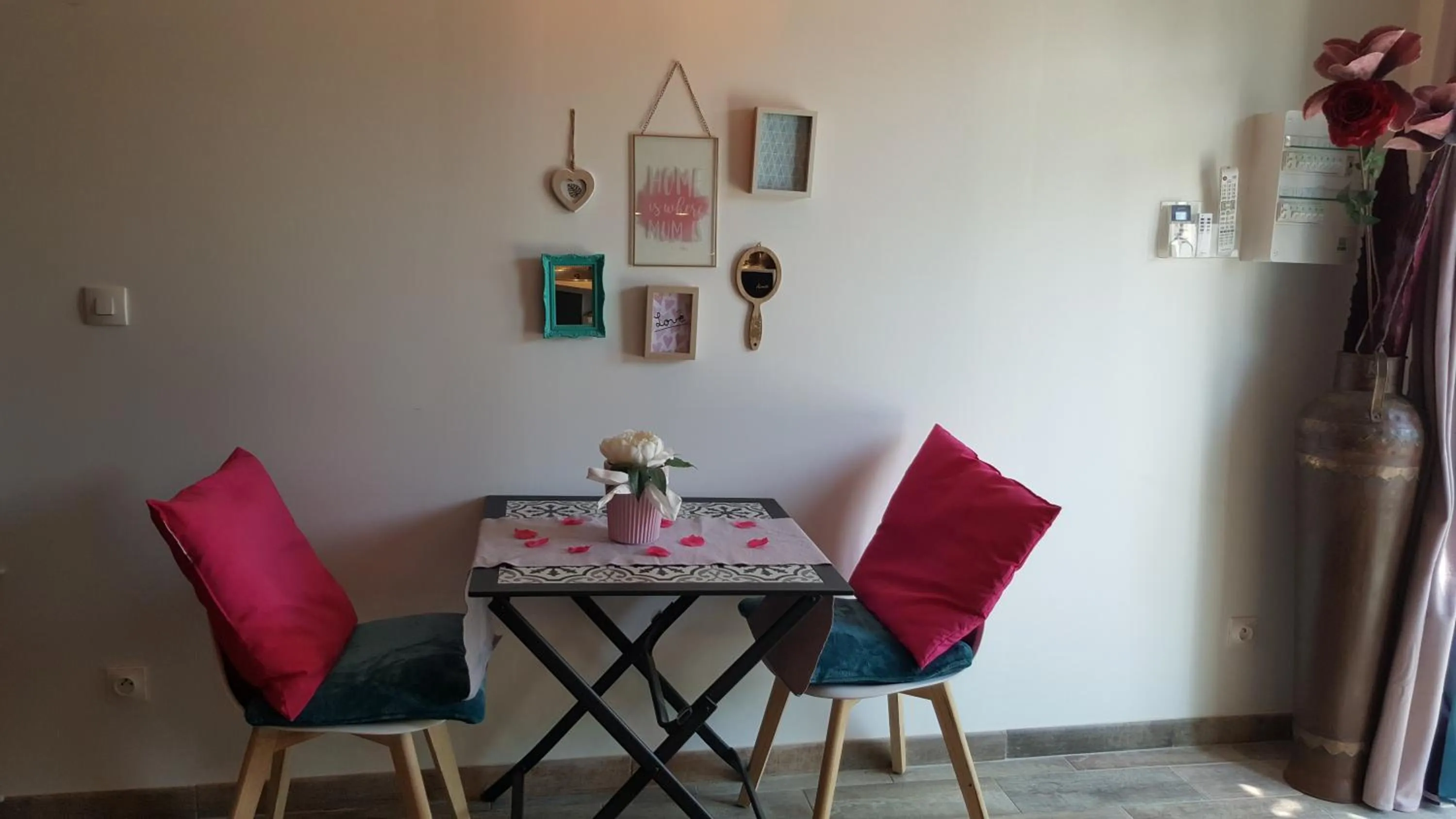 Dining area in Le Mas Romantique avec Jacuzzi et Sauna privé