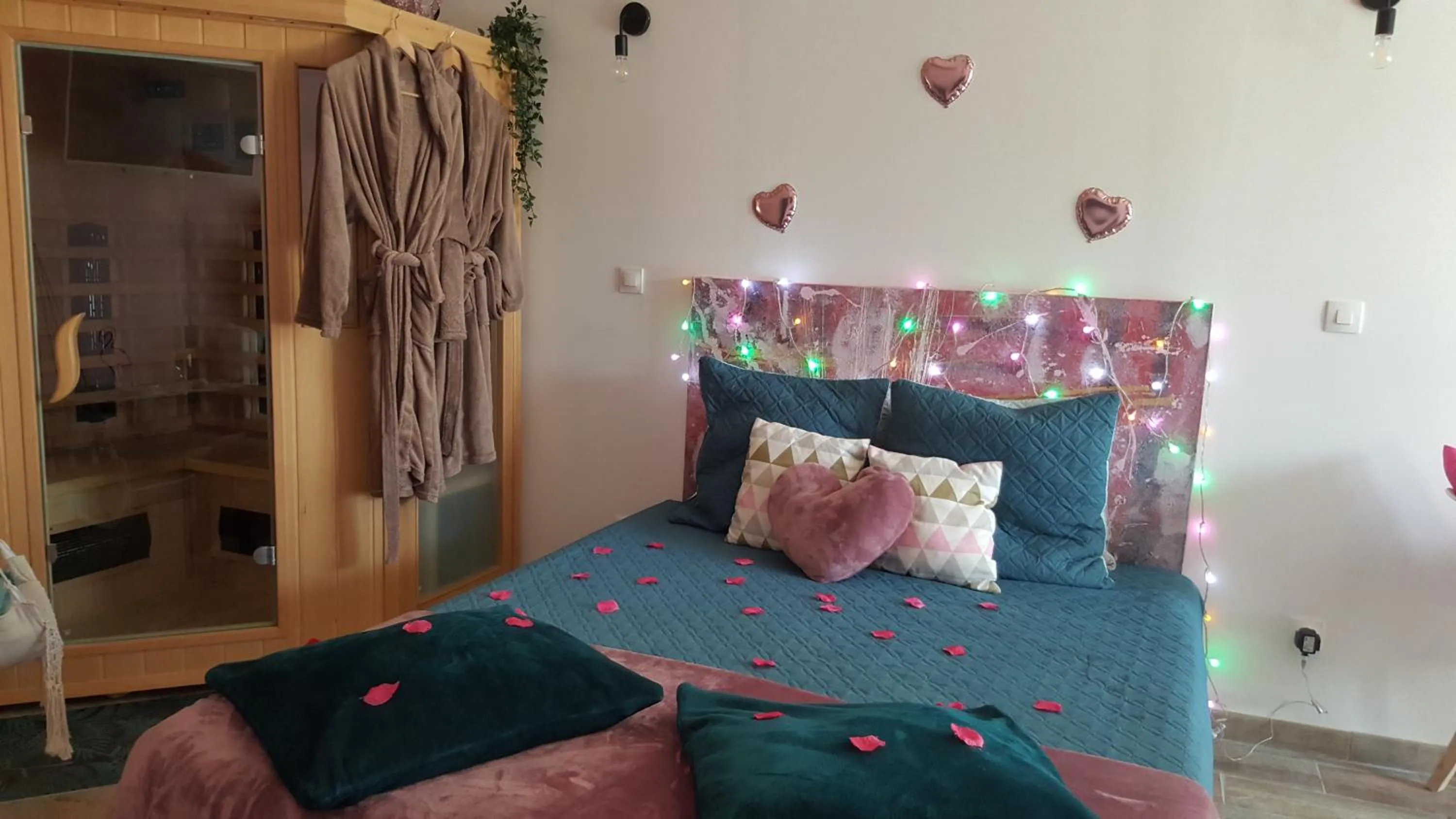 Bed in Le Mas Romantique avec Jacuzzi et Sauna privé