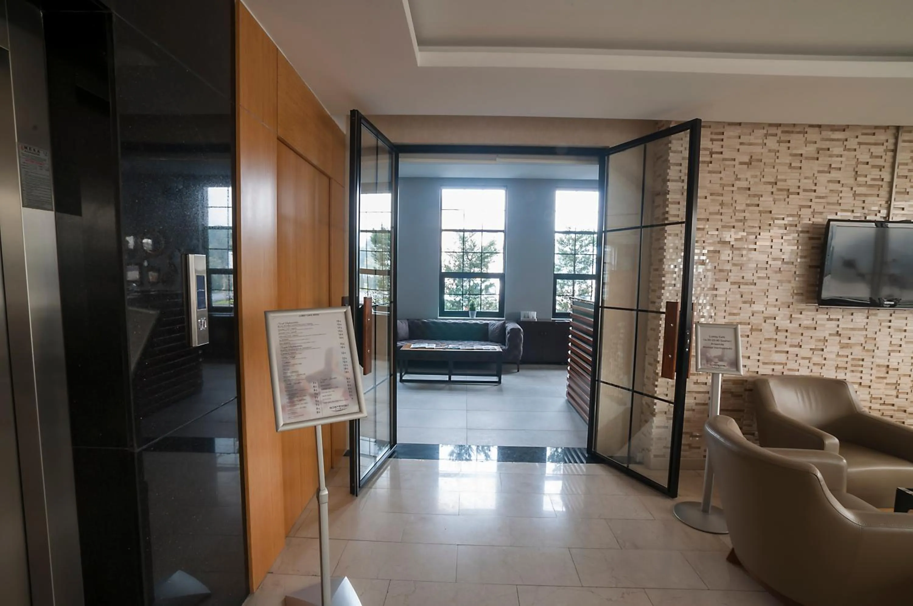 Communal lounge/ TV room in Gosterisli Otel