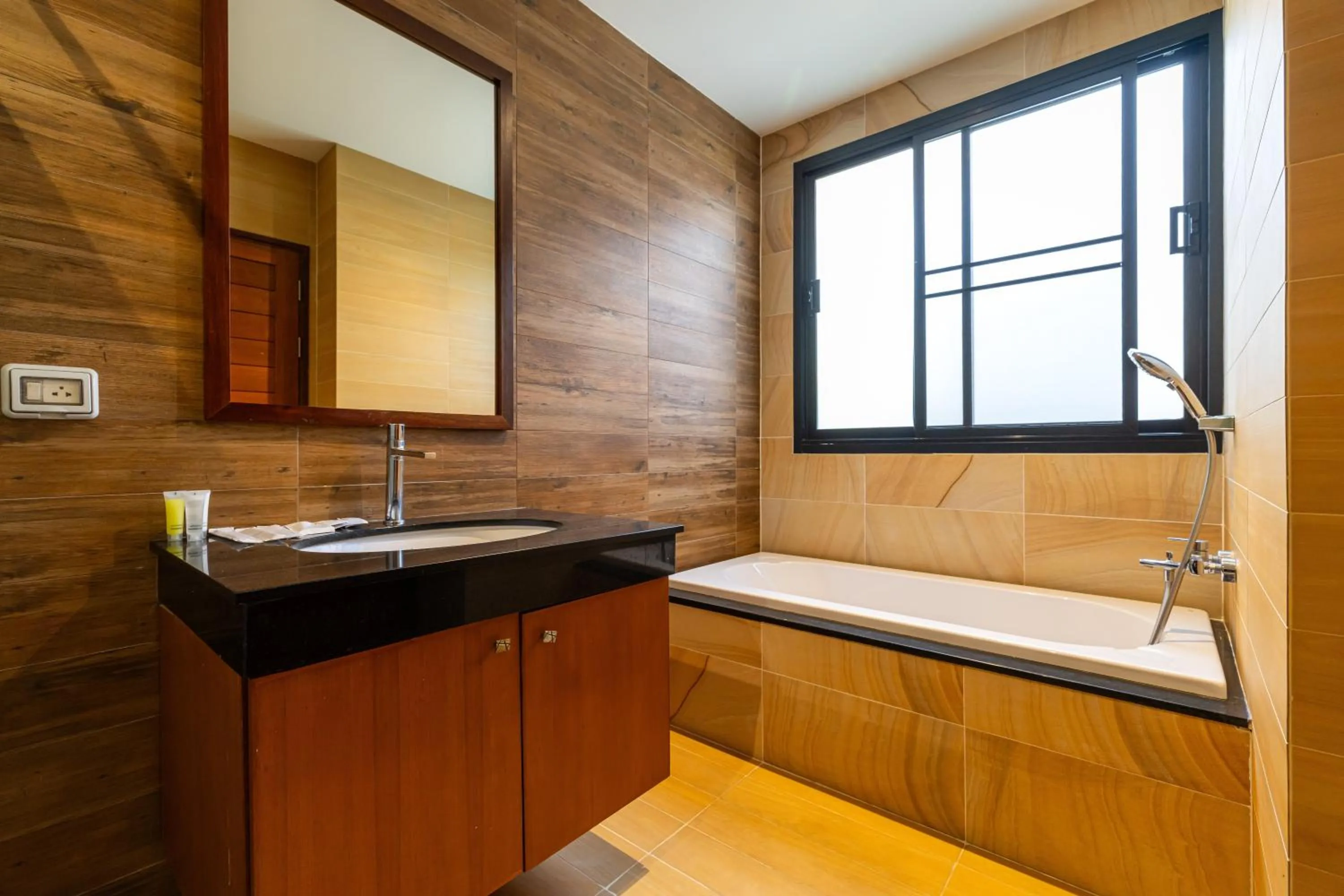 Bathroom in Phuket Meet Holiday Hotel-Rawai 普吉岛相遇花园度假酒店-拉威店