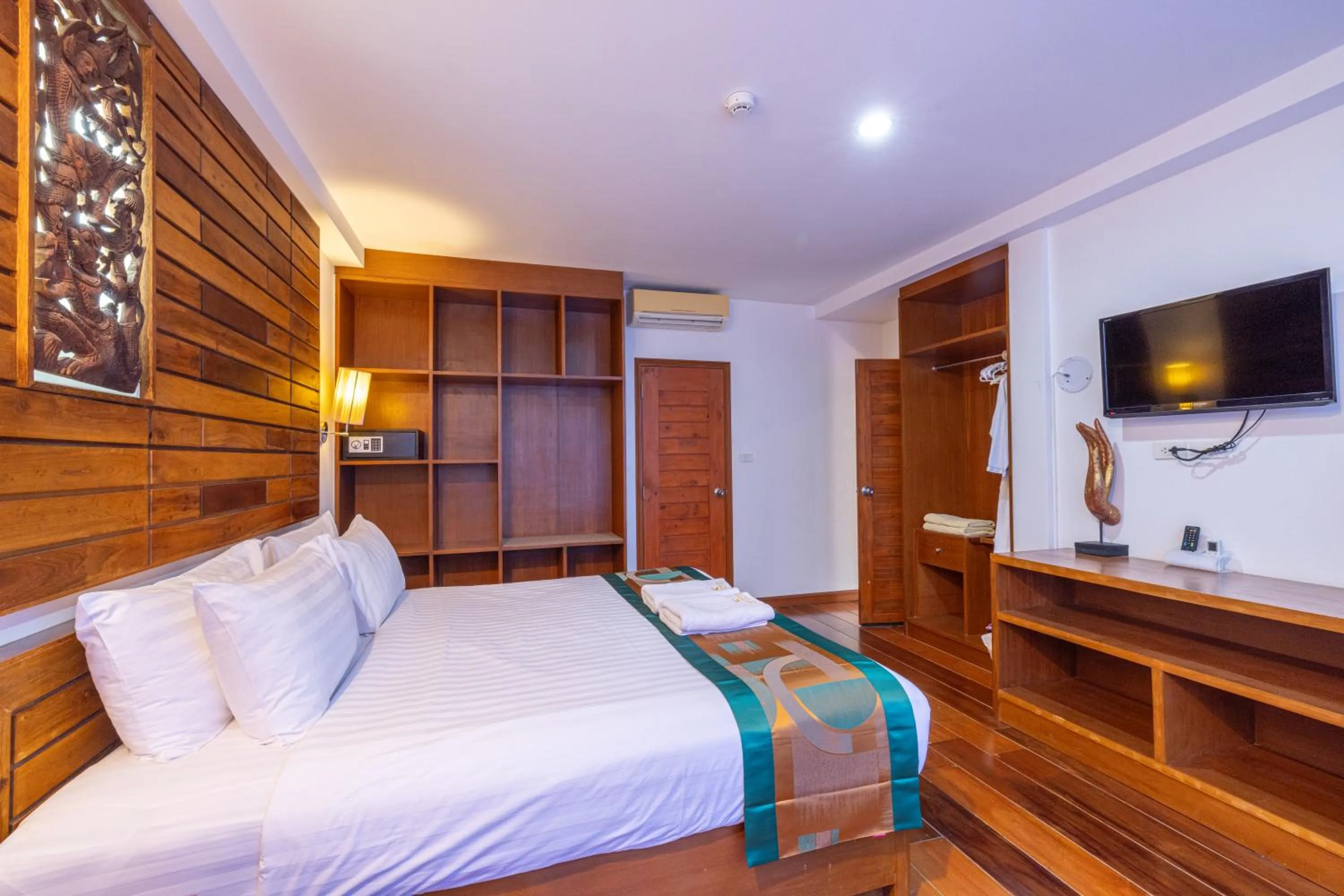 Communal lounge/ TV room, Bed in Phuket Meet Holiday Hotel-Rawai 普吉岛相遇花园度假酒店-拉威店