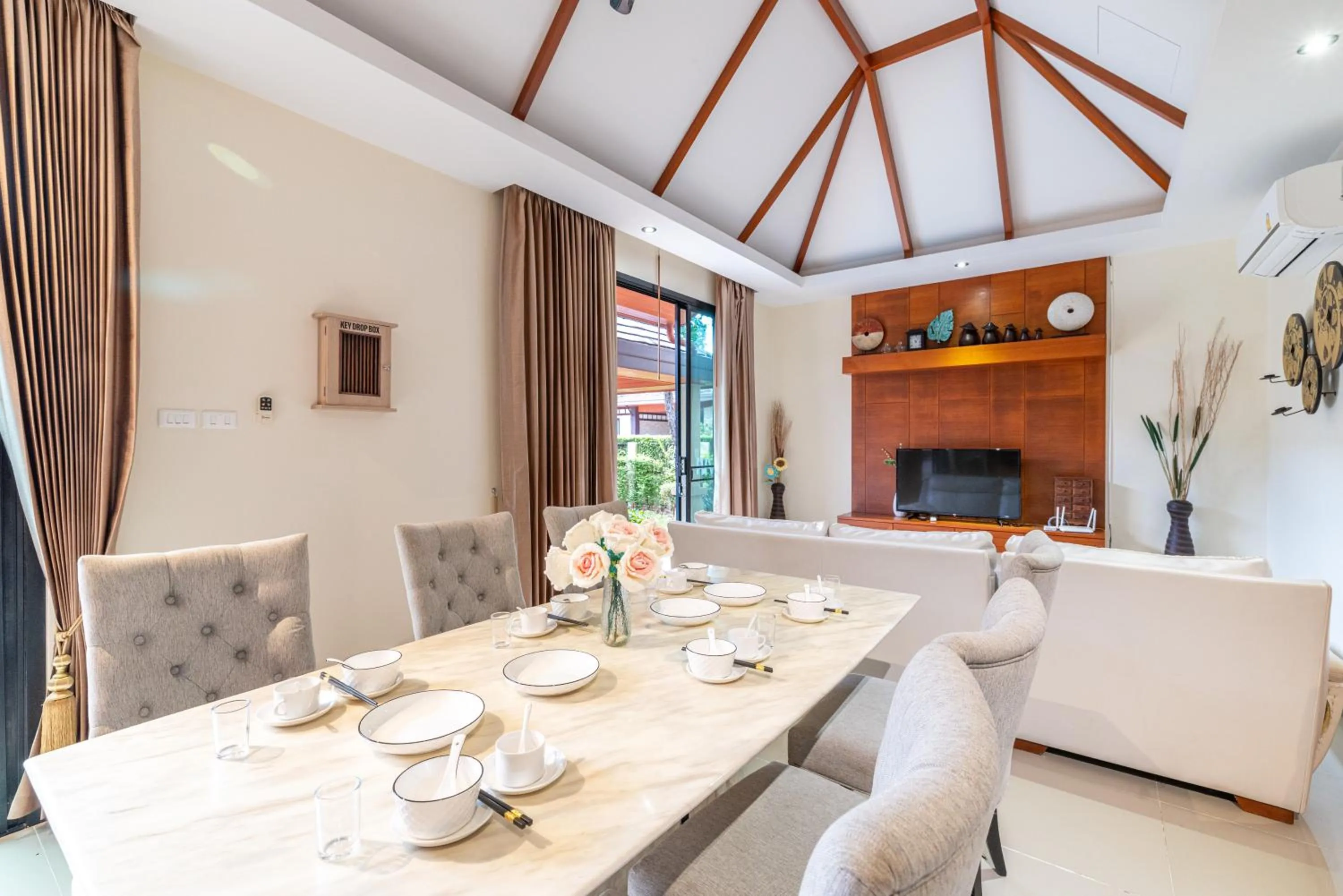 Kitchen or kitchenette in Phuket Meet Holiday Hotel-Rawai 普吉岛相遇花园度假酒店-拉威店