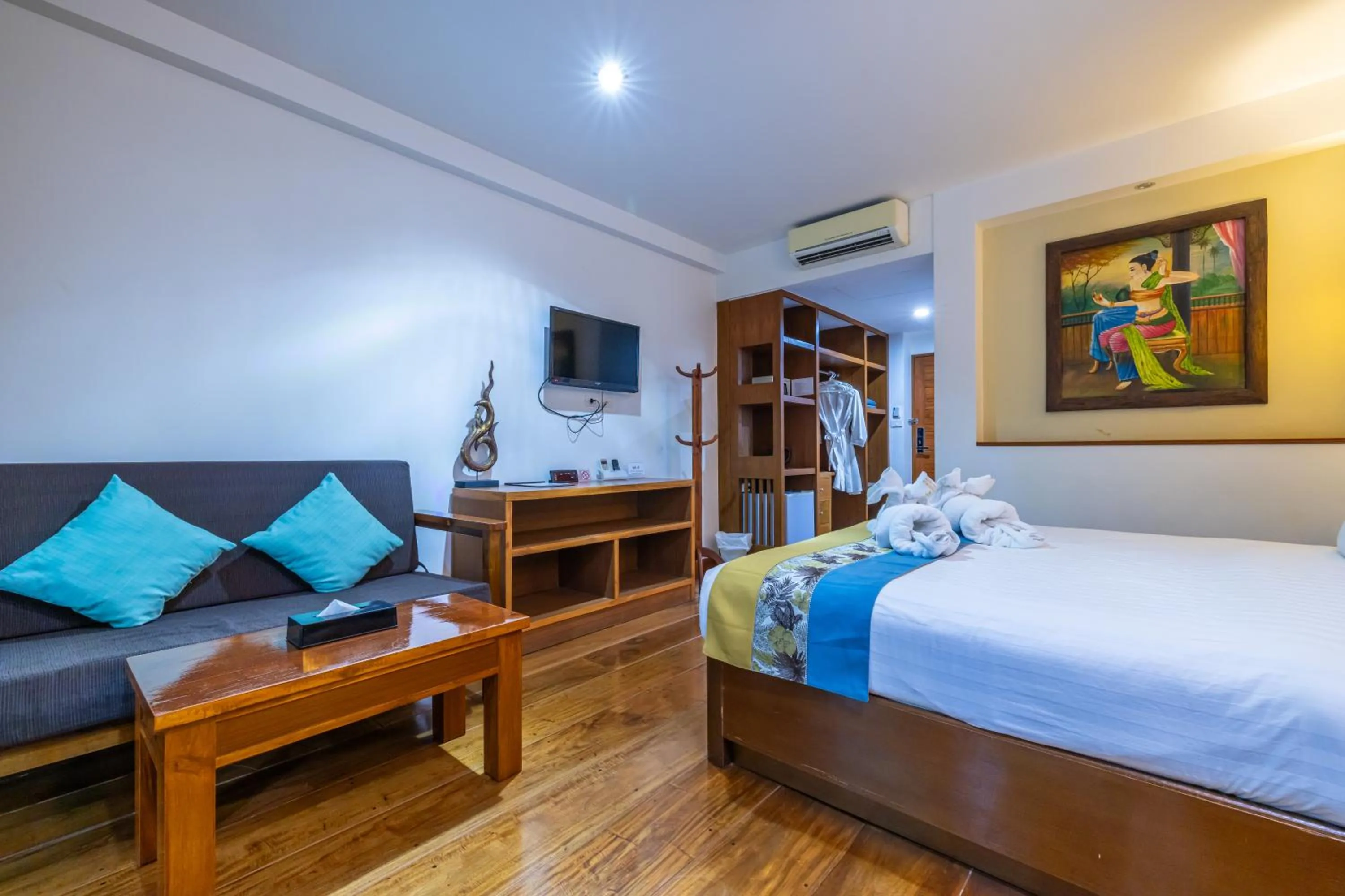 Communal lounge/ TV room, Bed in Phuket Meet Holiday Hotel-Rawai 普吉岛相遇花园度假酒店-拉威店