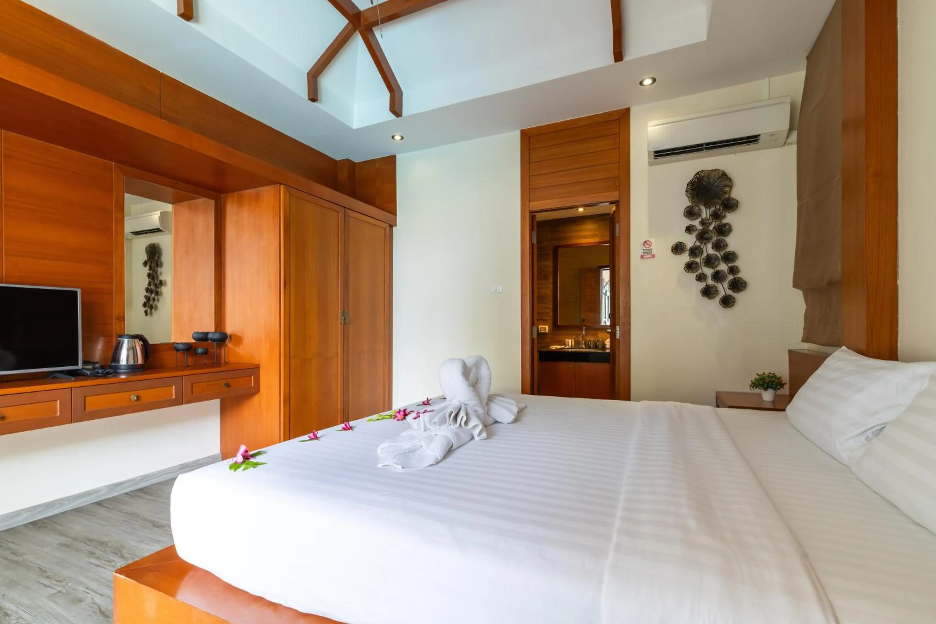 Communal lounge/ TV room, Bed in Phuket Meet Holiday Hotel-Rawai 普吉岛相遇花园度假酒店-拉威店