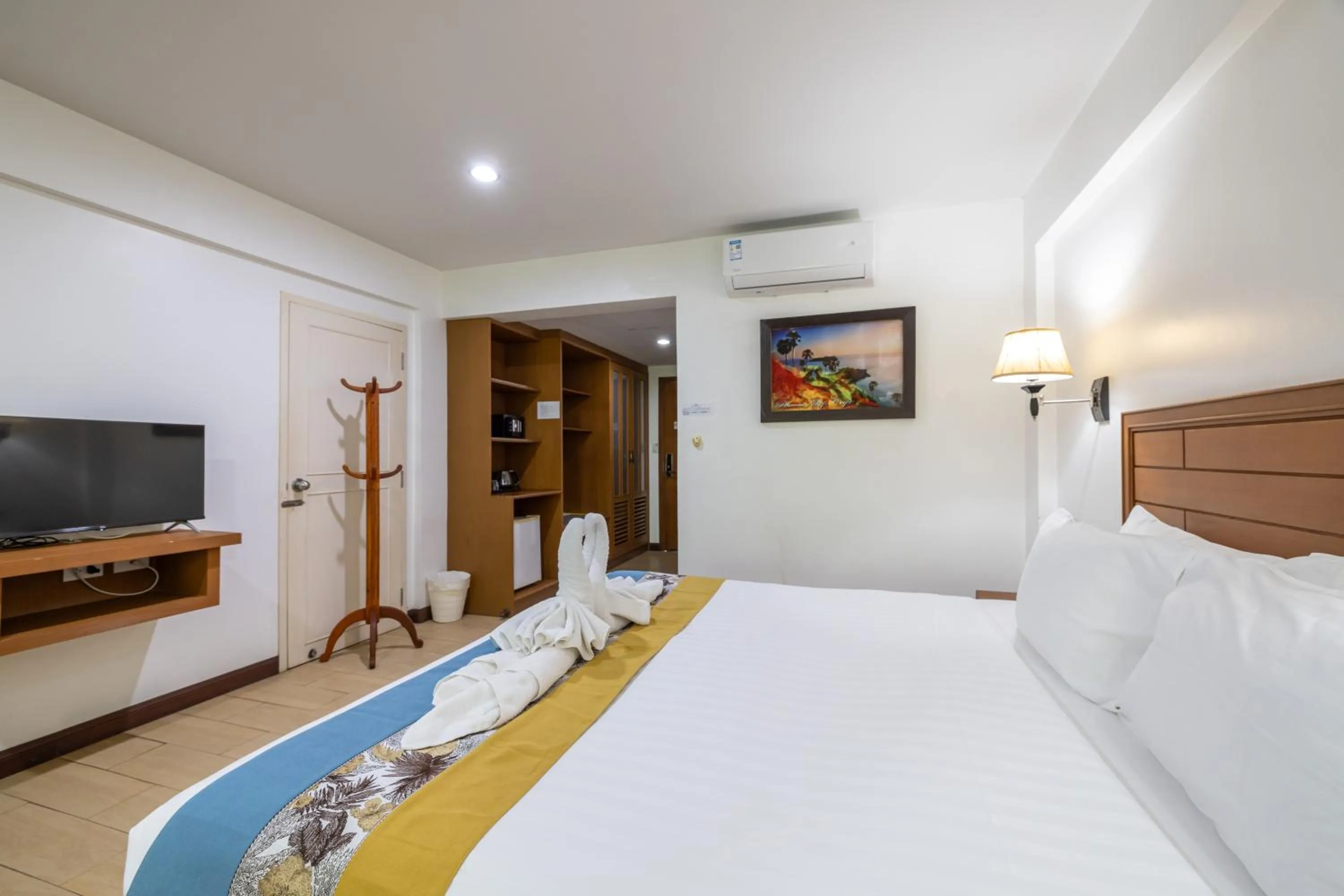 Communal lounge/ TV room, Bed in Phuket Meet Holiday Hotel-Rawai 普吉岛相遇花园度假酒店-拉威店