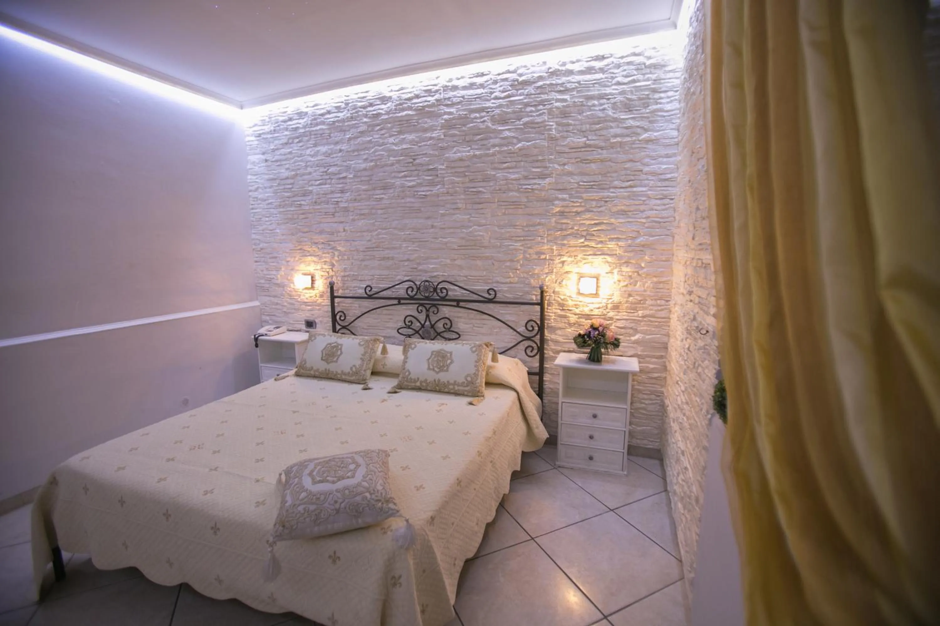 Photo of the whole room, Bed in Hotel la Fenice