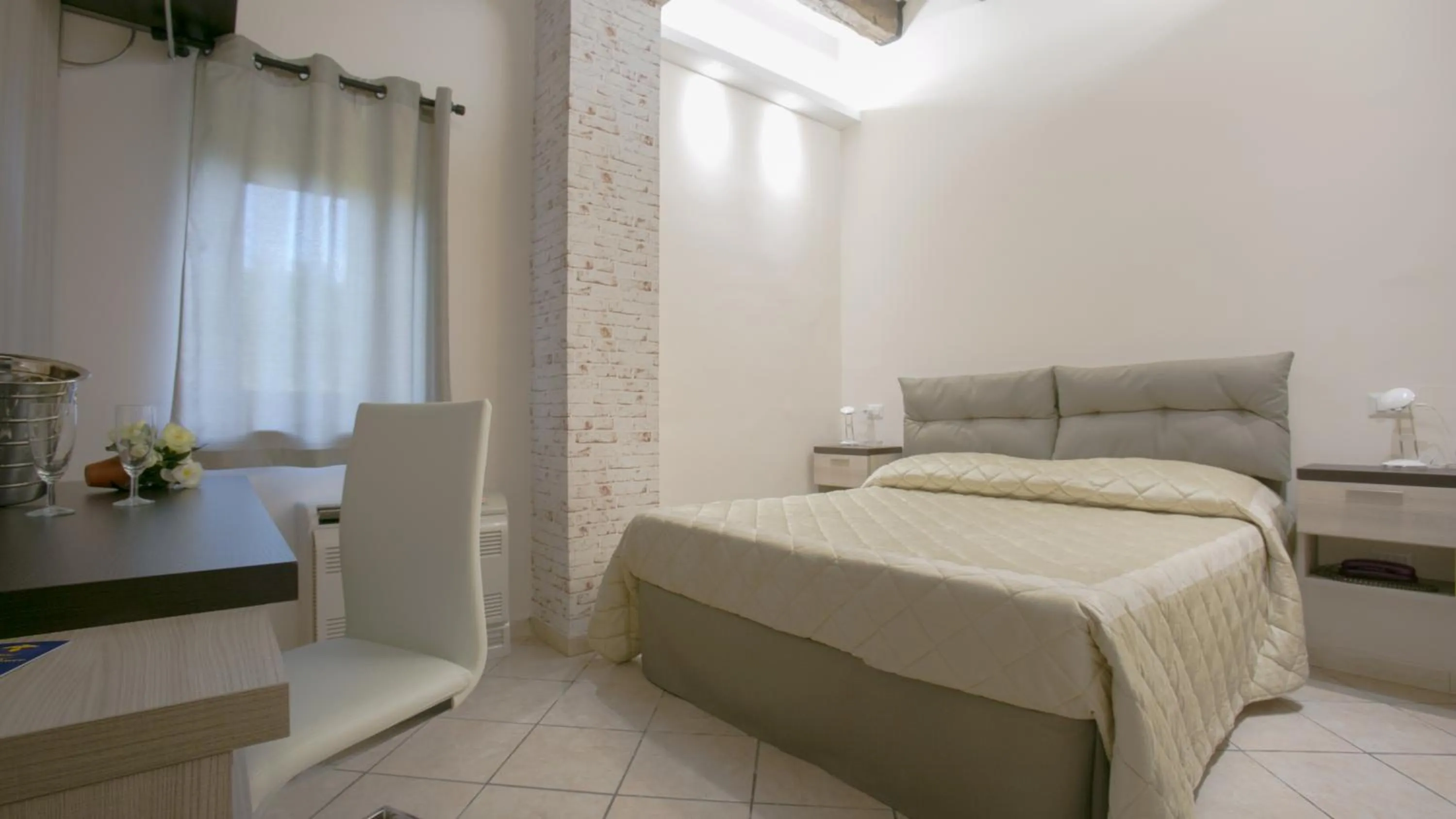 Photo of the whole room, Bed in Hotel la Fenice