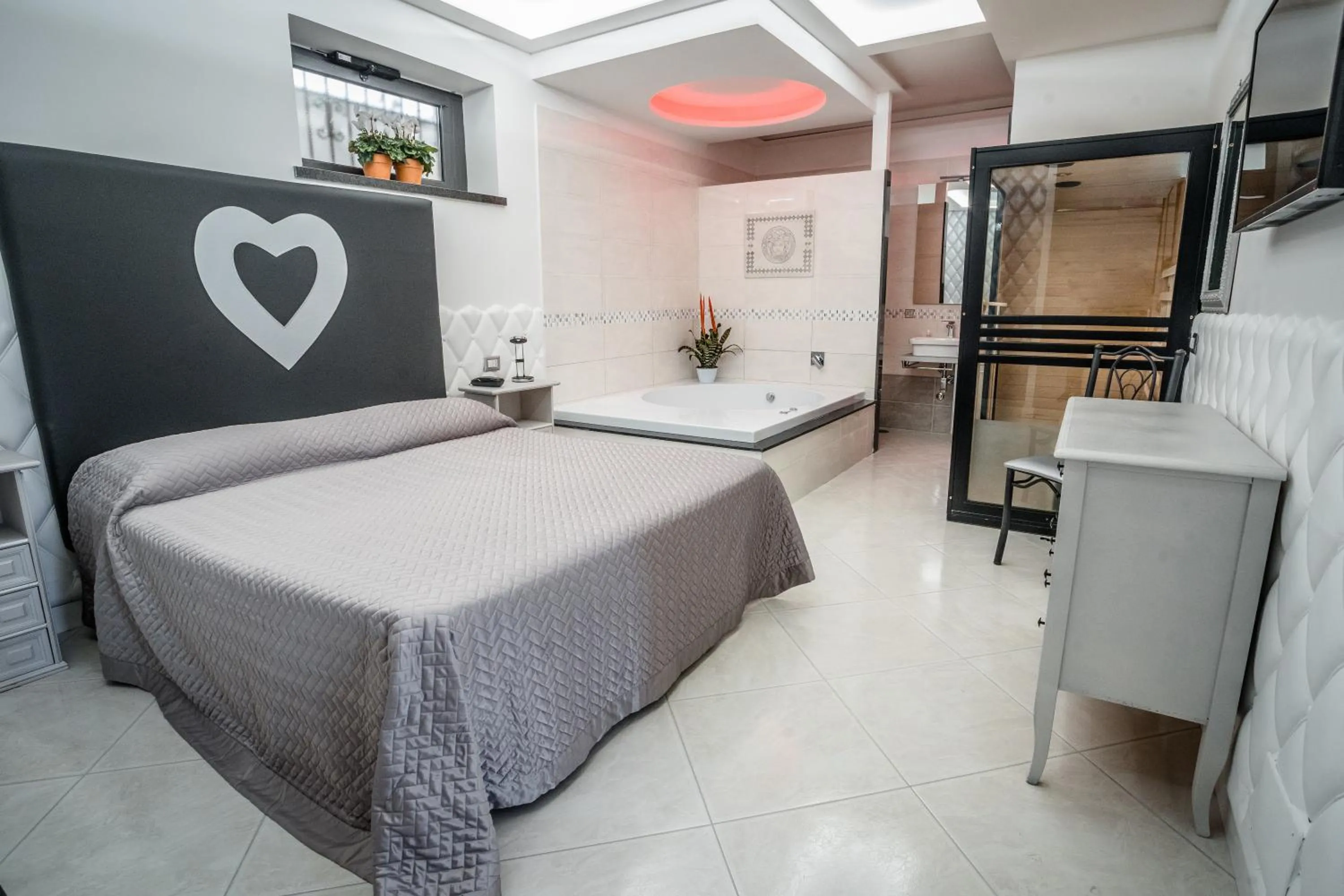 Photo of the whole room, Bed in Hotel la Fenice