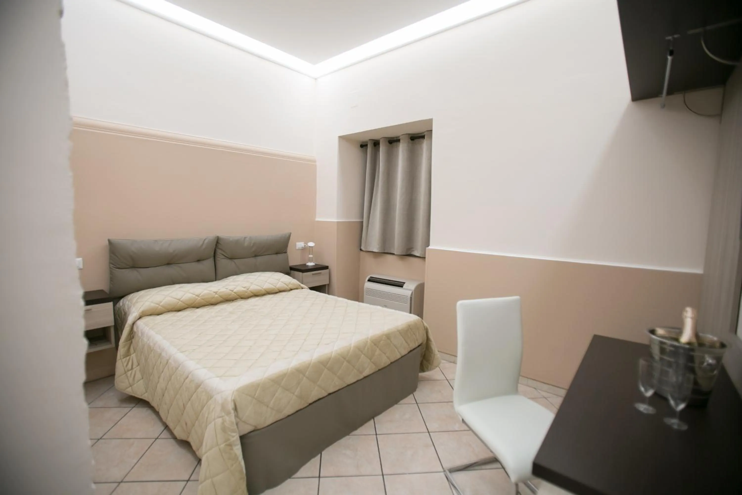 Photo of the whole room, Bed in Hotel la Fenice