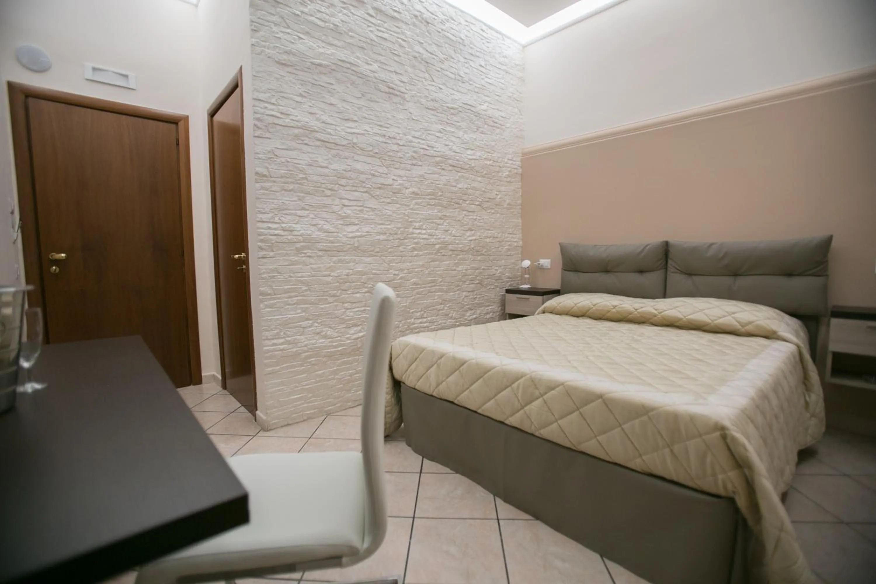 Photo of the whole room, Bed in Hotel la Fenice