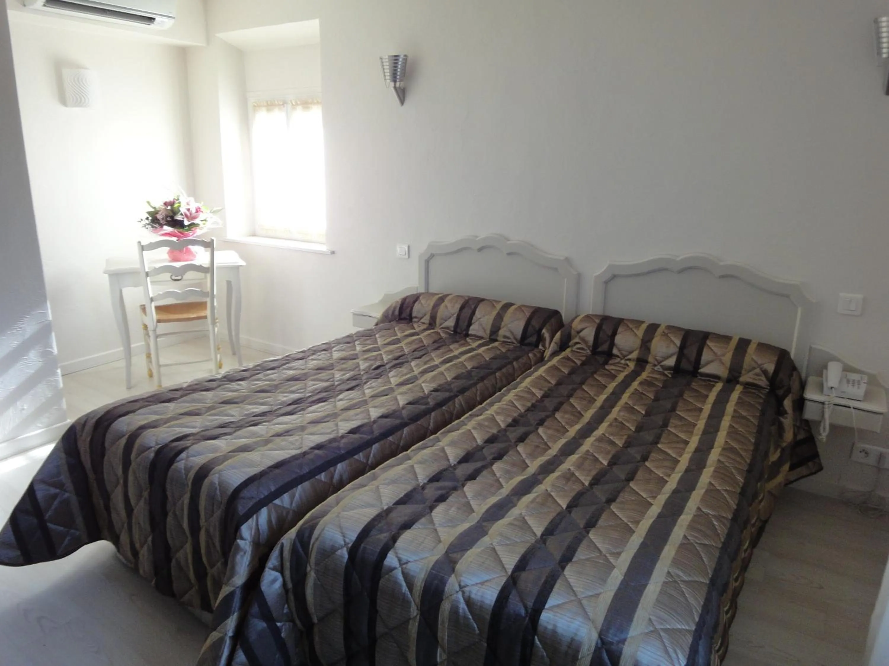 Toilet, Bed in Hotel du Bosquet