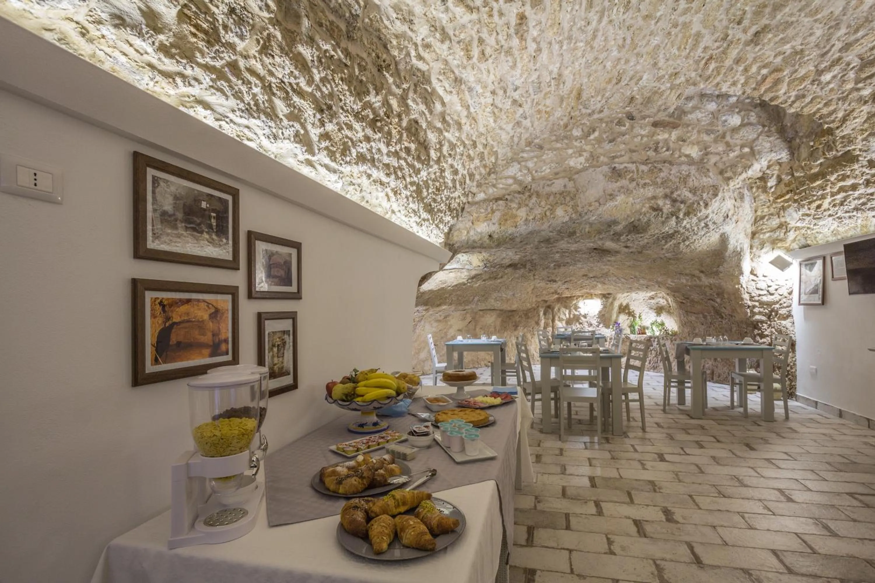 Restaurant/places to eat in Casa dell'Aromatario b&b