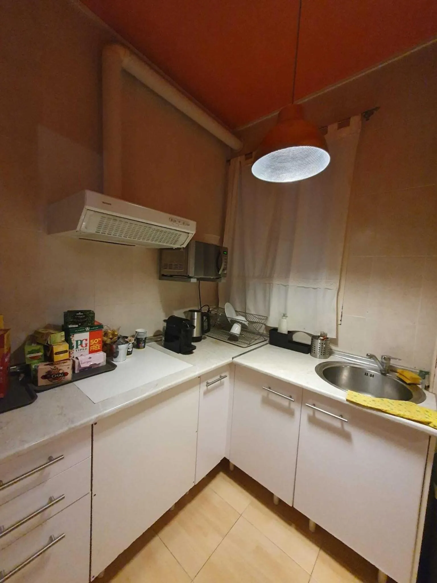 Kitchen or kitchenette in Russafa Youth Hostel