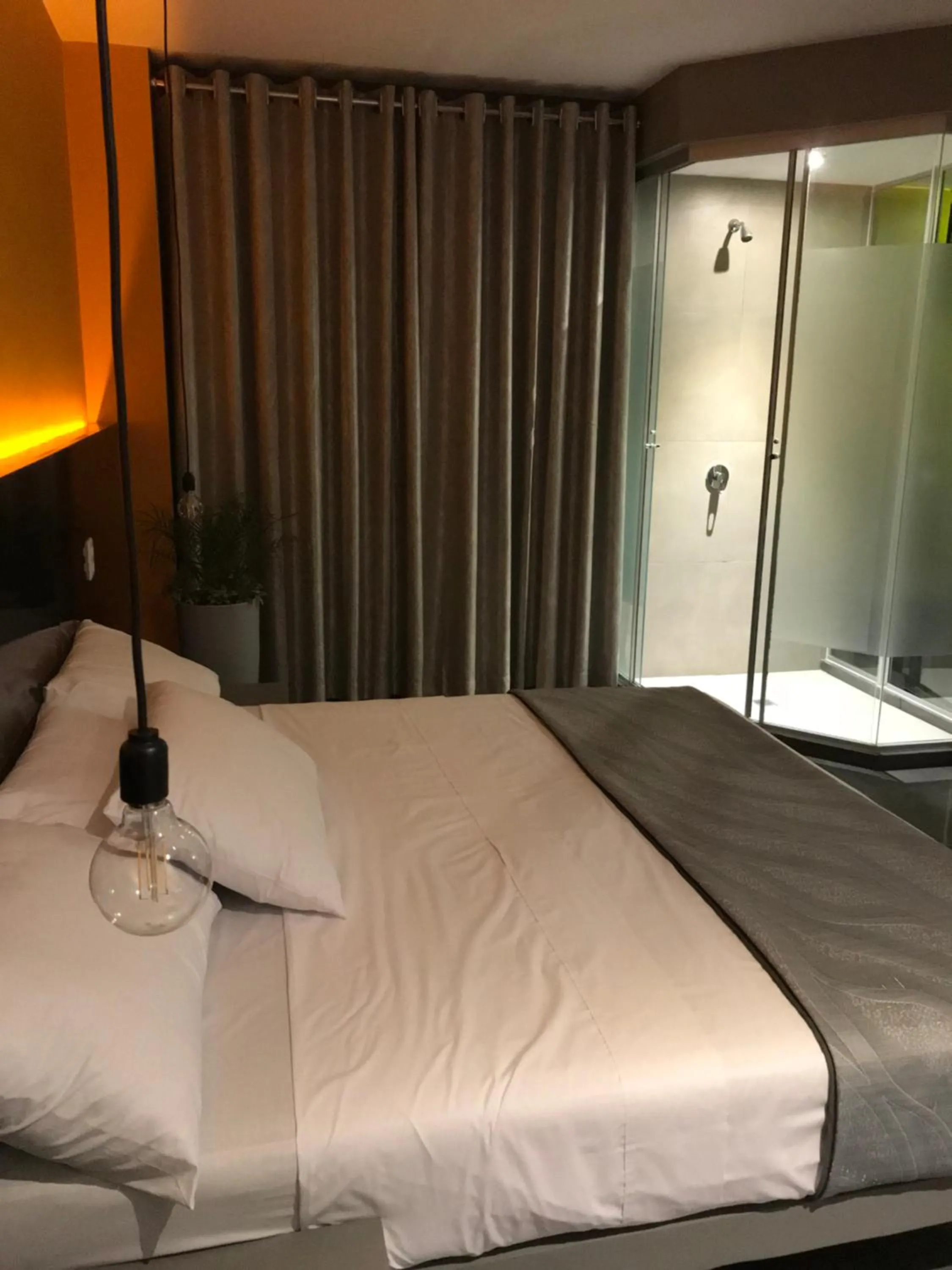 Shower, Bed in Hotel G