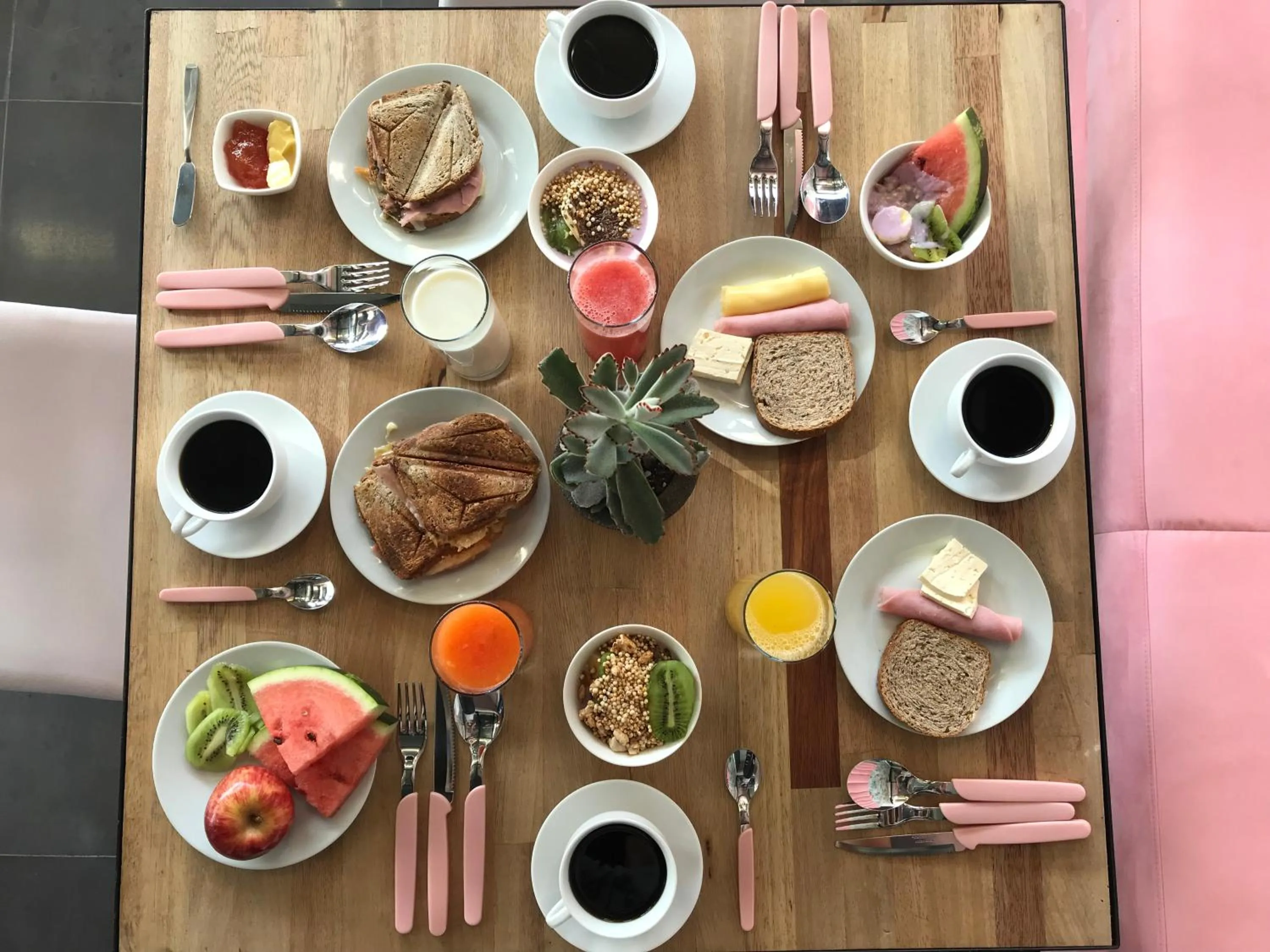 Restaurant/places to eat in Hotel G