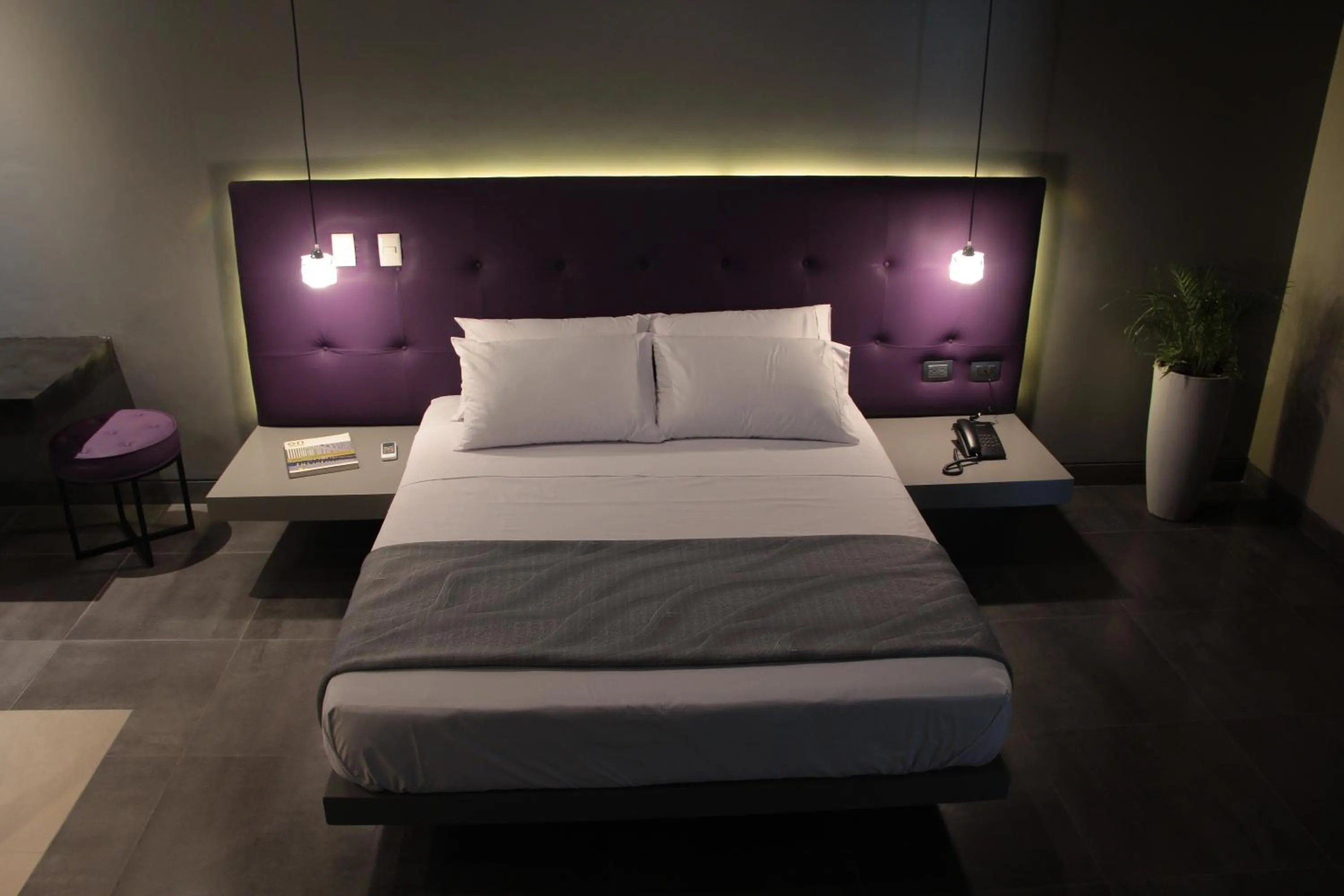 Shower, Bed in Hotel G