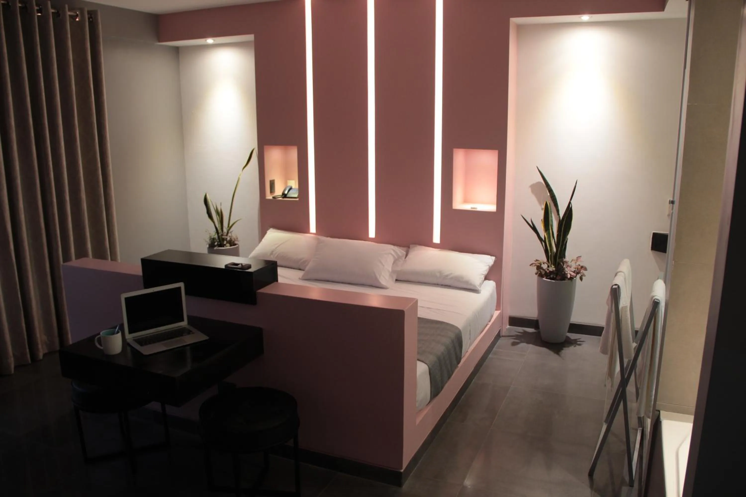 Shower, Bed in Hotel G