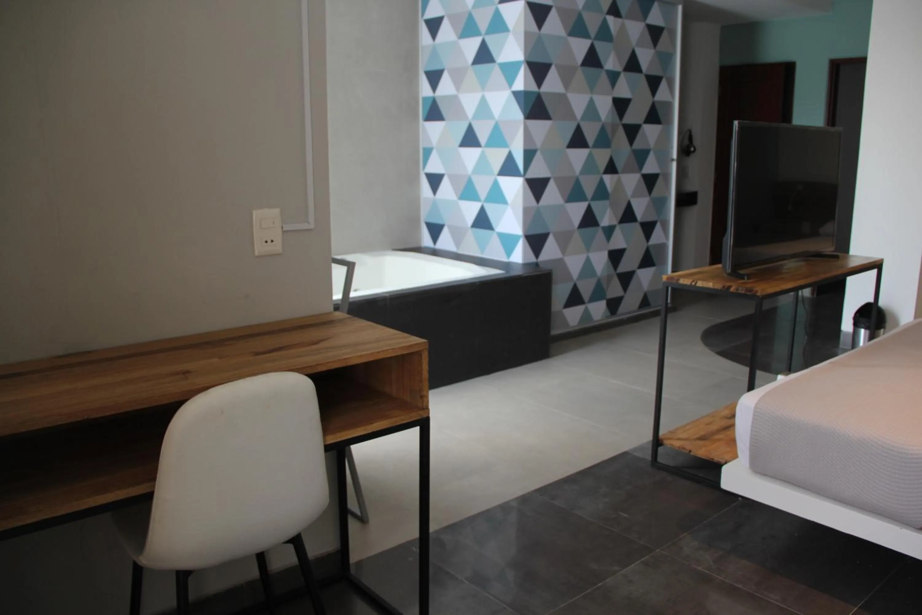 Hot Tub, Bed in Hotel G