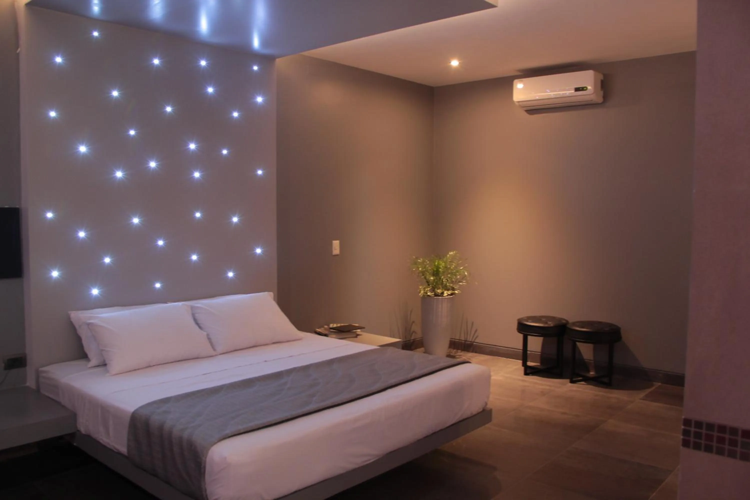 Shower, Bed in Hotel G