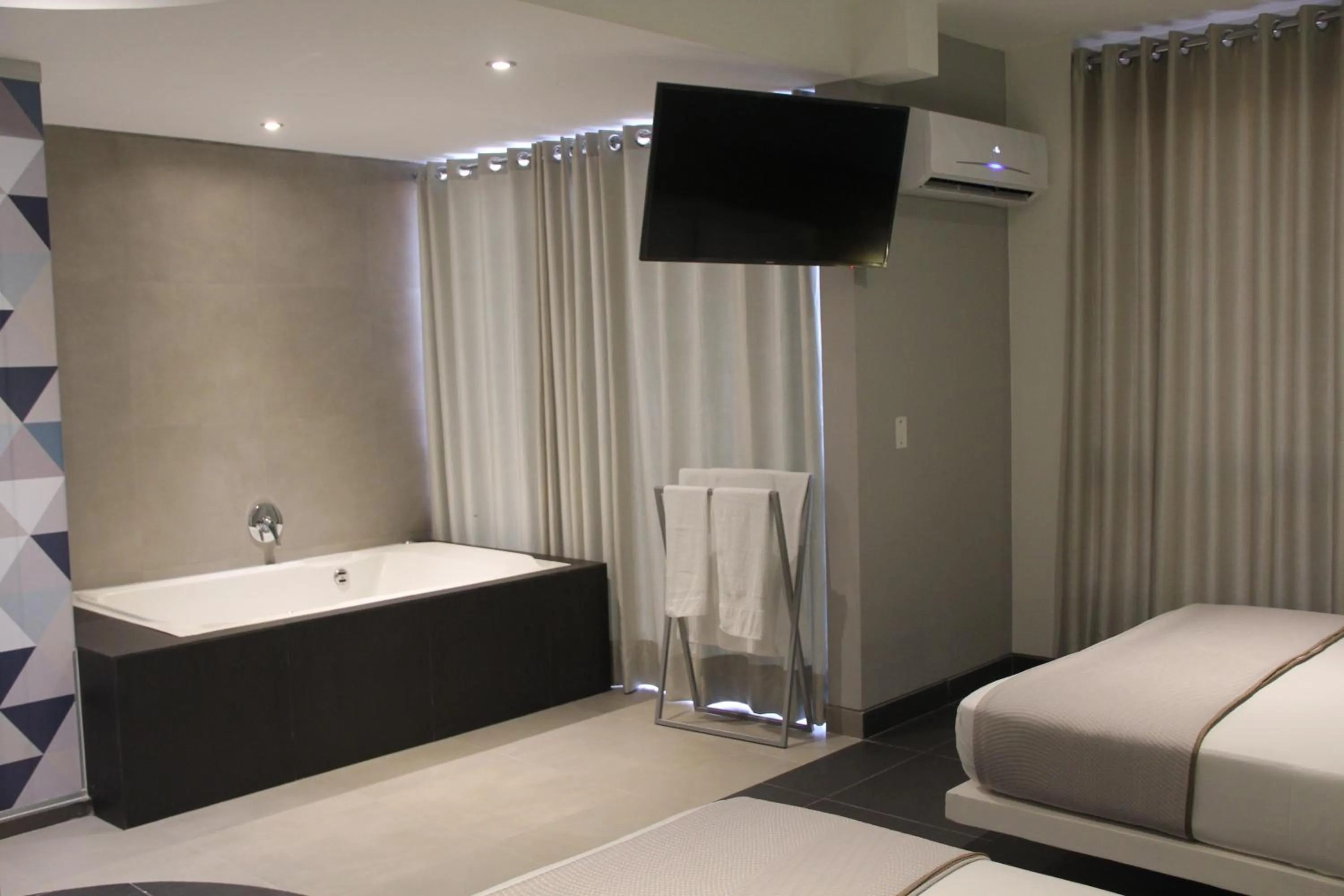 Shower, Bed in Hotel G