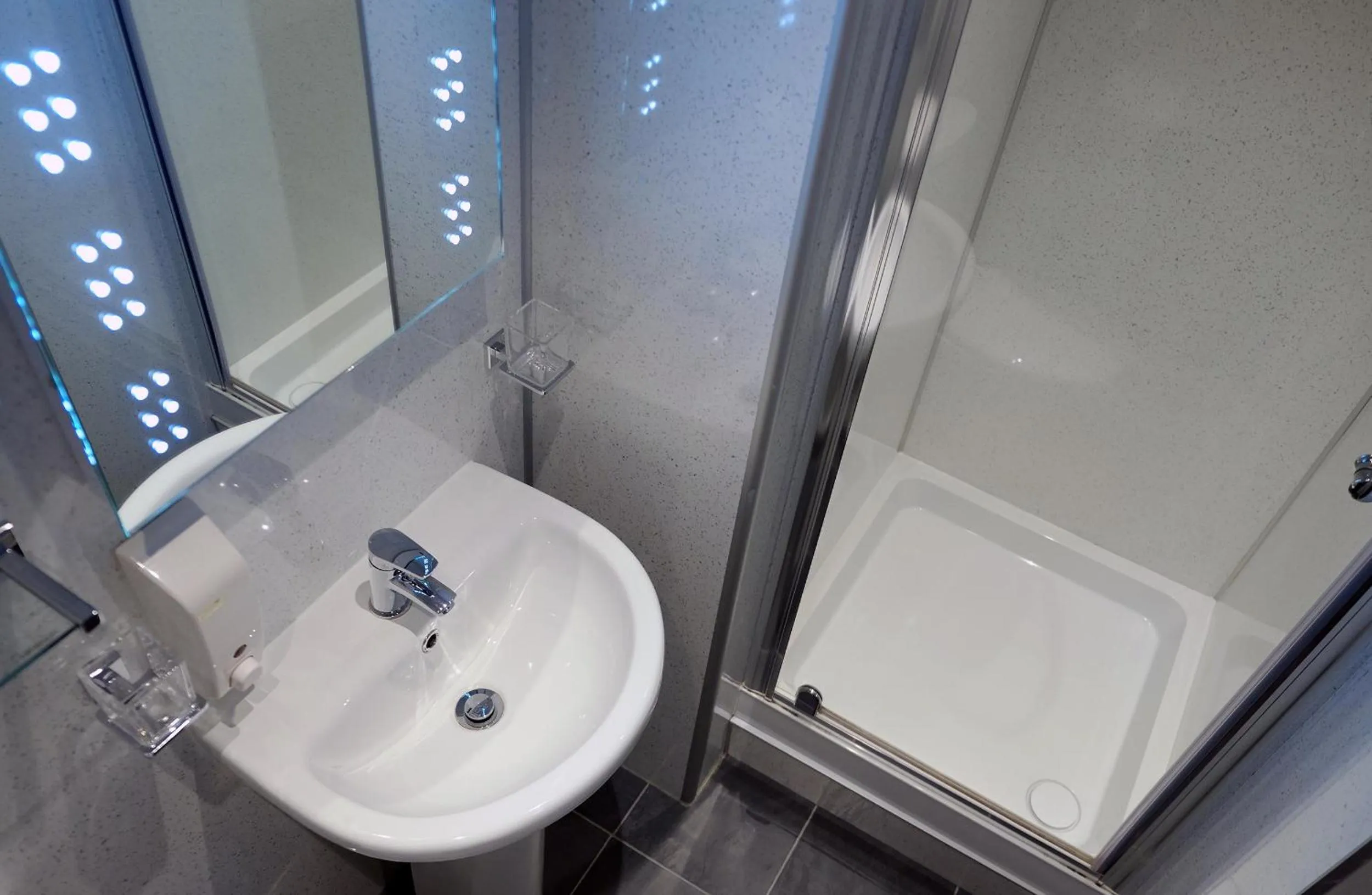 Bathroom in Regent House Hotel - City Centre Hotel