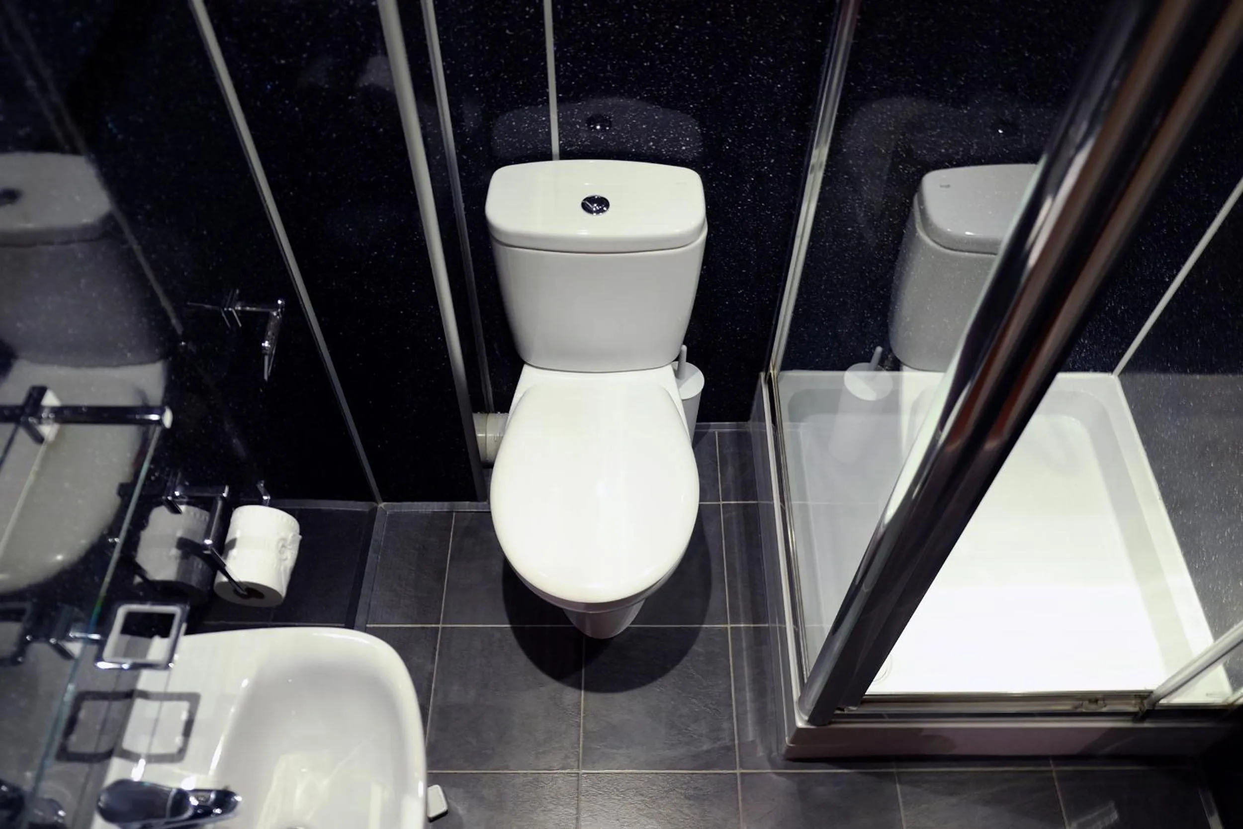 Shower in Regent House Hotel - City Centre Hotel