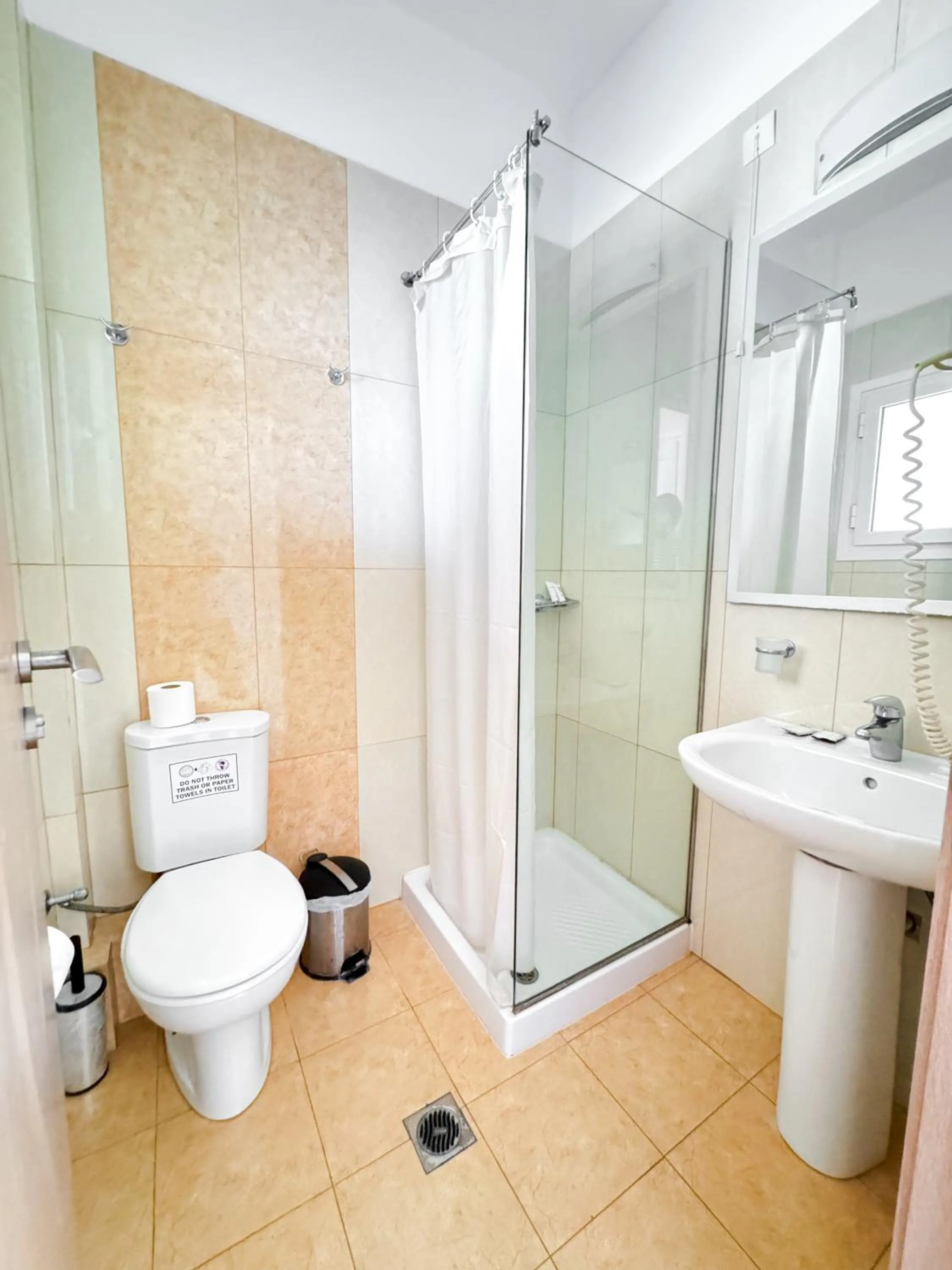 Shower in Kavos Plaza Hotel