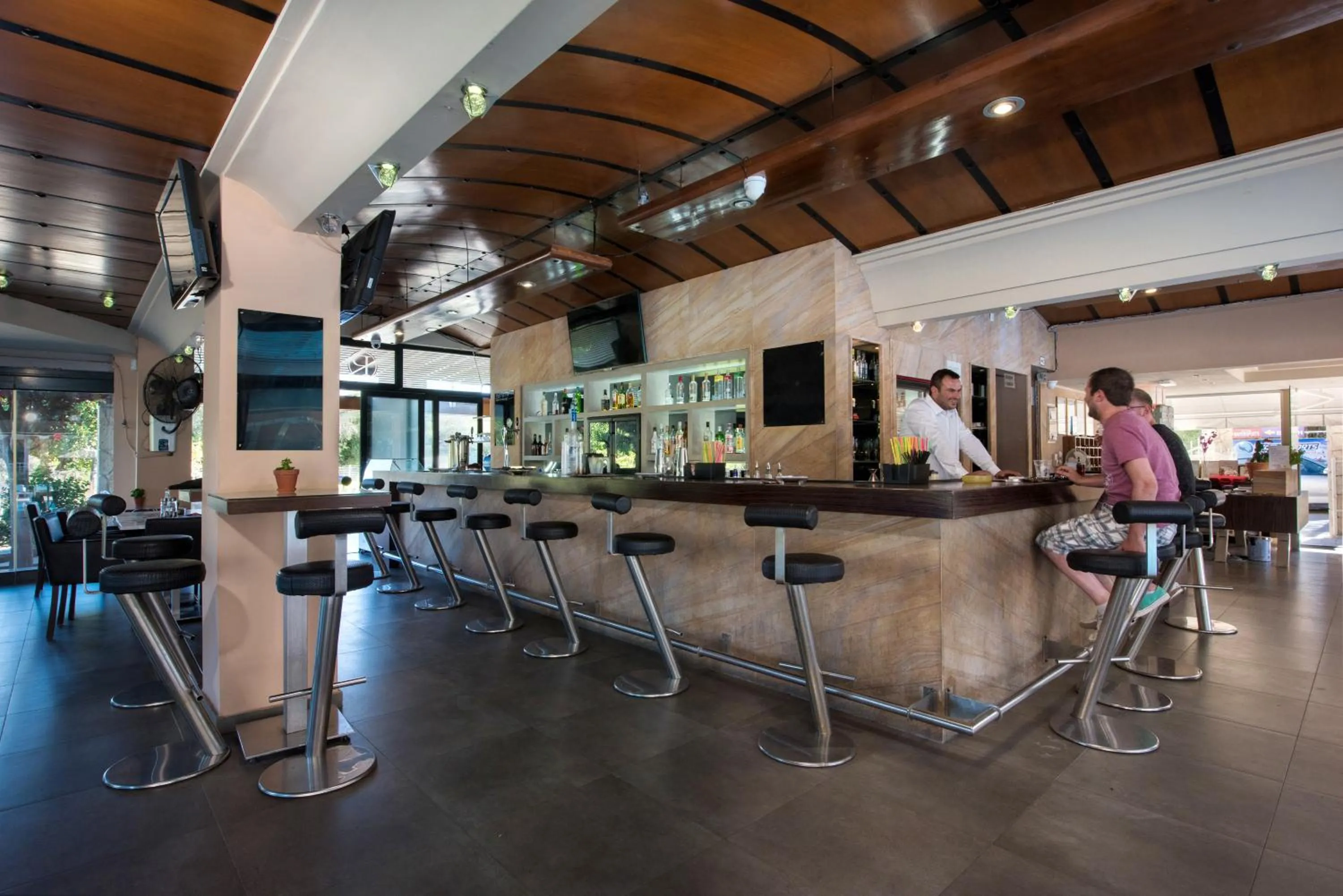 Lounge or bar in Kavos Plaza Hotel