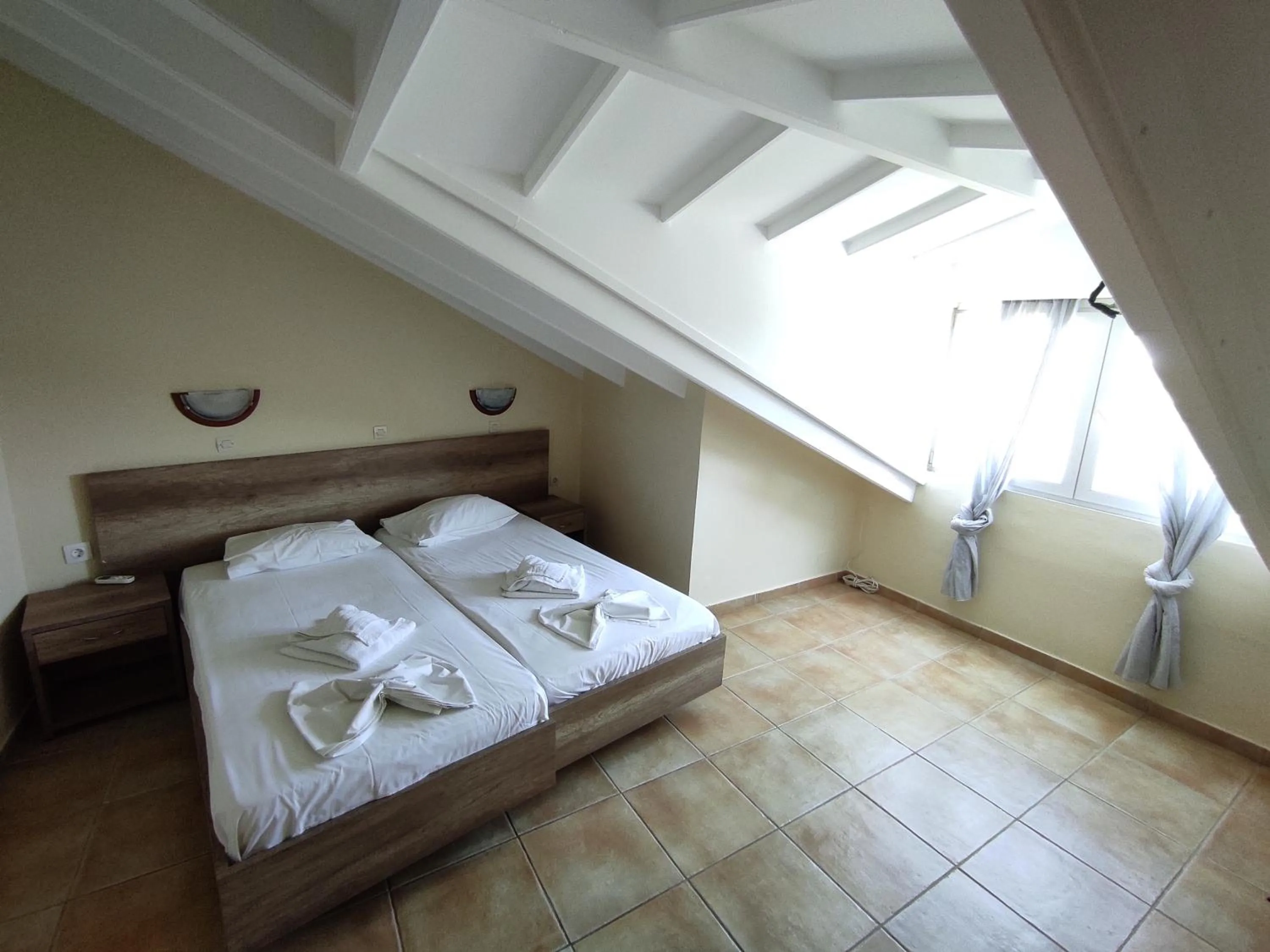 Bedroom, Bed in Kavos Plaza Hotel