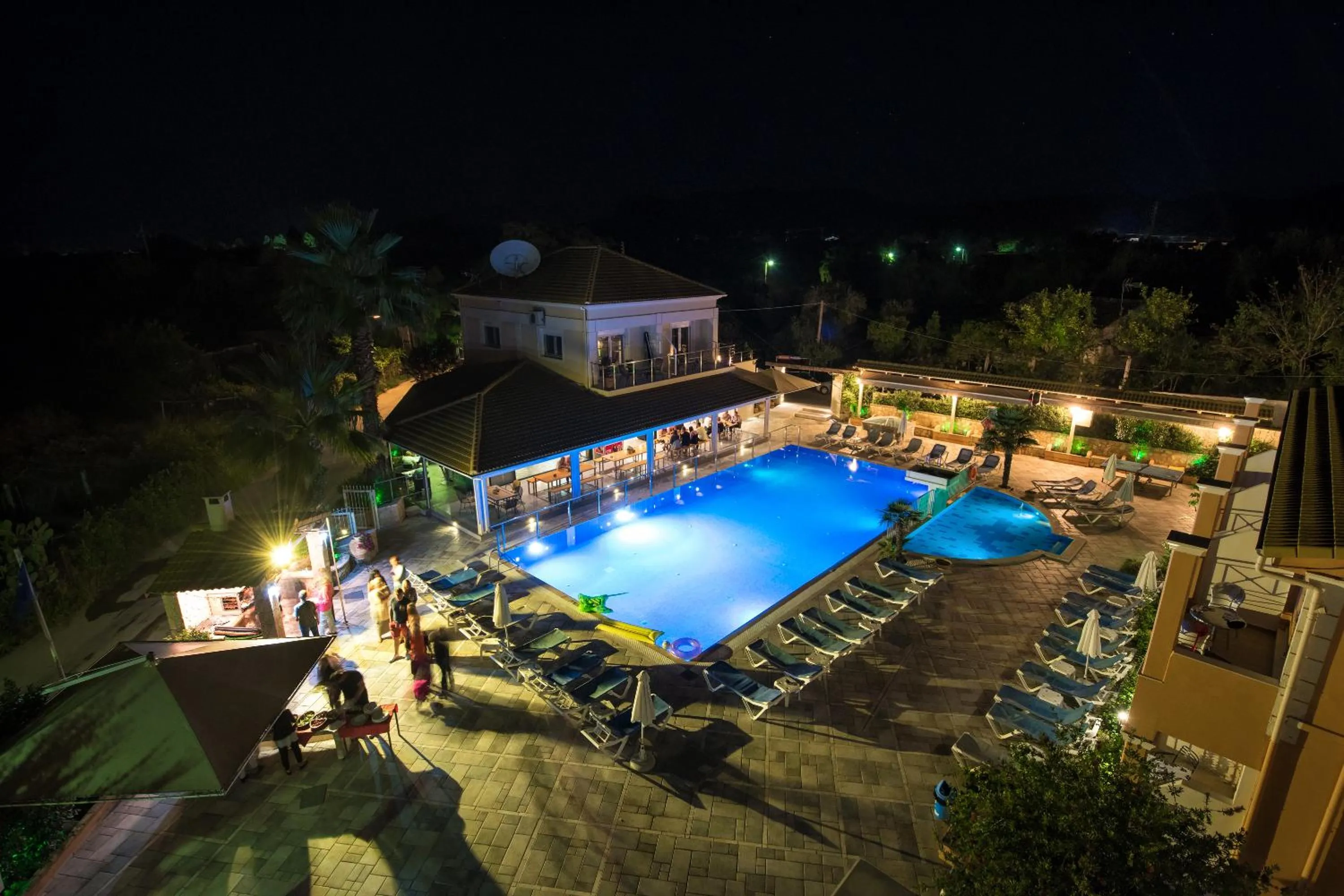 Swimming pool in Kavos Plaza Hotel