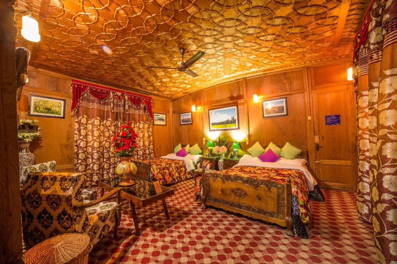 Bedroom, Bed in Swan Group of Houseboats, Golden Dal Lake