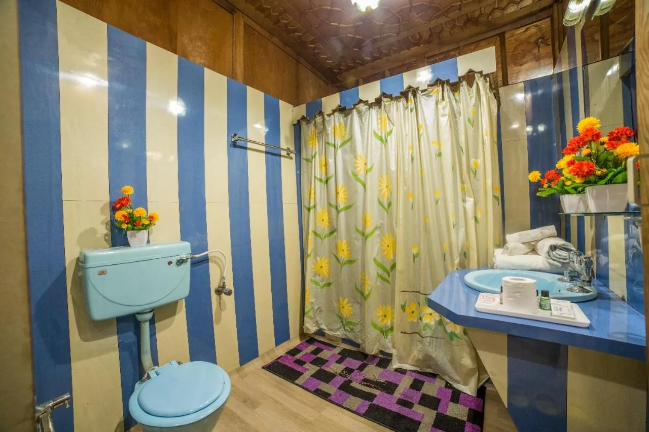 Bathroom in Swan Group of Houseboats, Golden Dal Lake