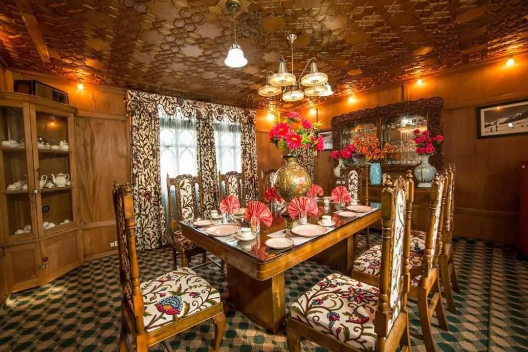 Restaurant/places to eat in Swan Group of Houseboats, Golden Dal Lake