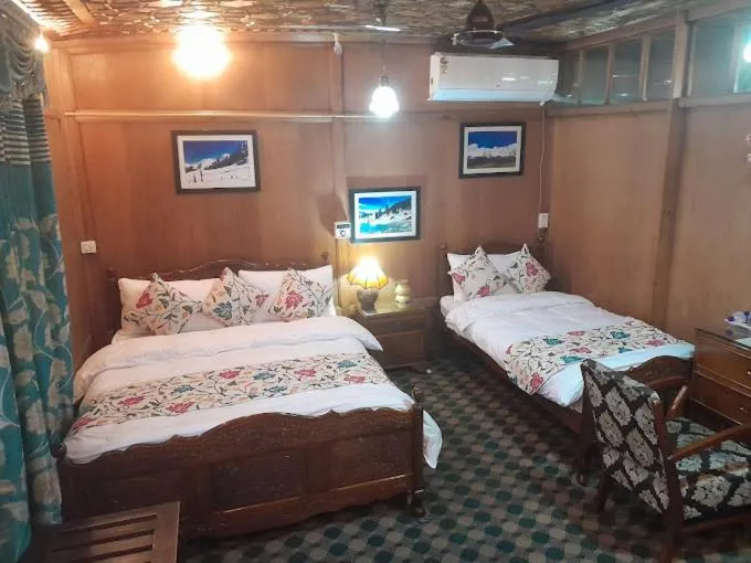 Bed in Swan Group of Houseboats, Golden Dal Lake