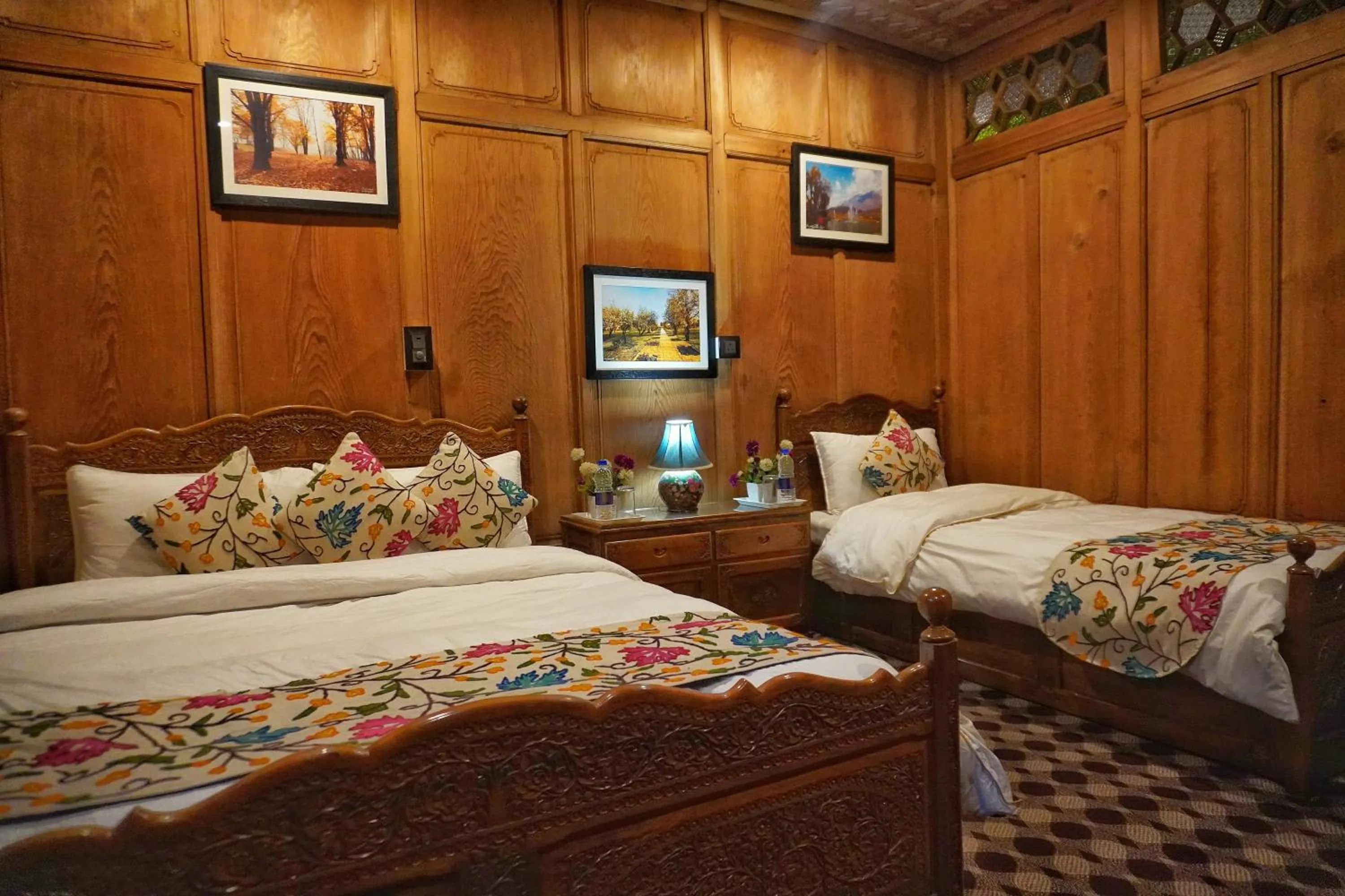 Bedroom, Bed in Swan Group of Houseboats, Golden Dal Lake
