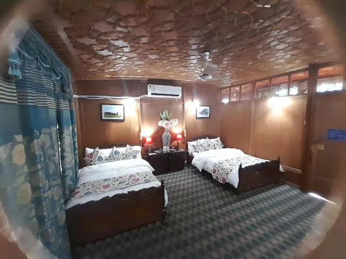 Bedroom, Bed in Swan Group of Houseboats, Golden Dal Lake